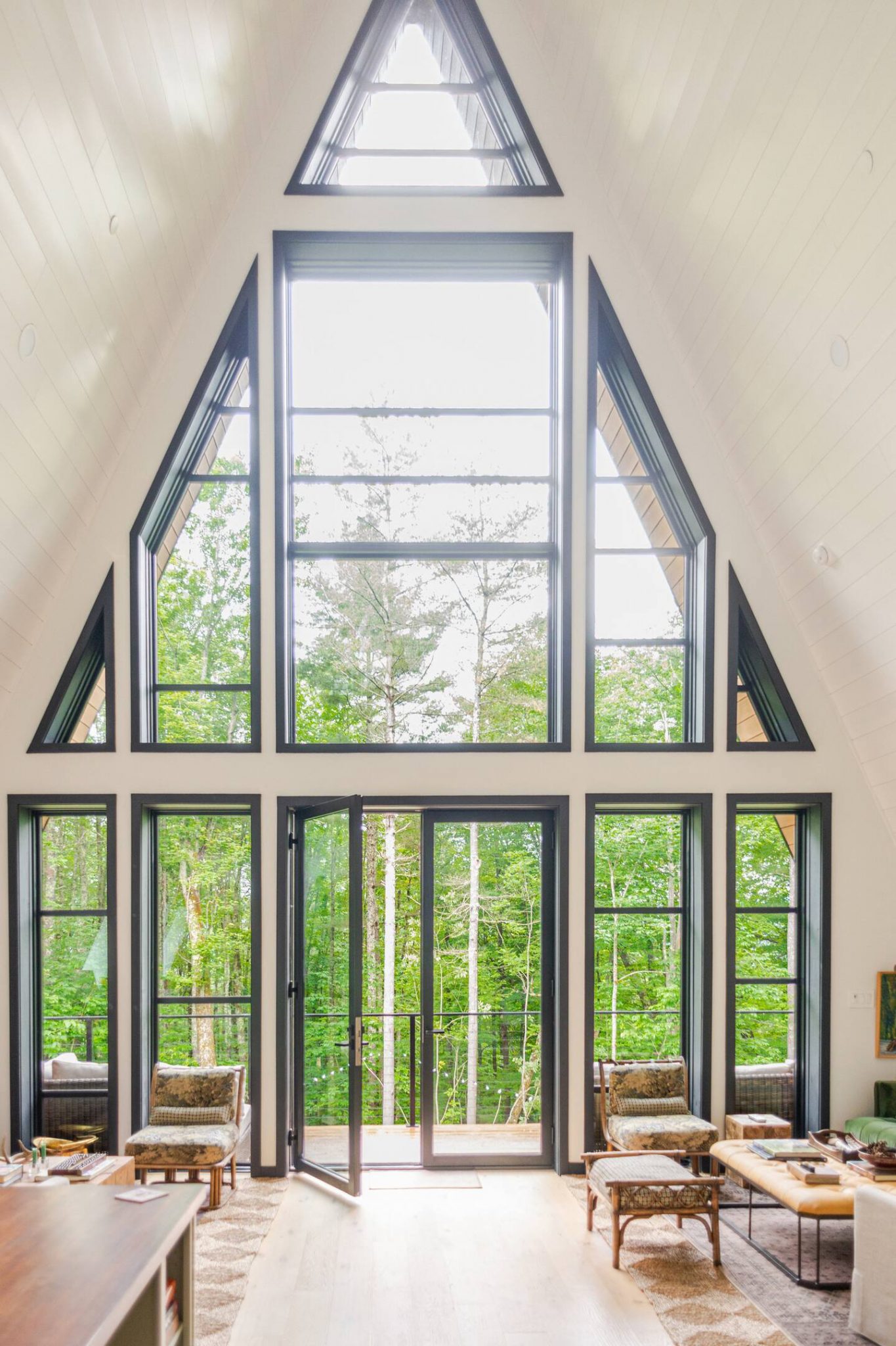 salon pignon vitré maison A-Frame Moonlight Mountain House