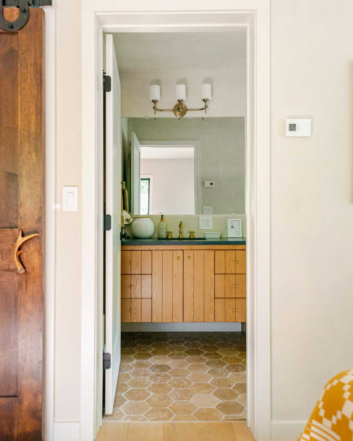 salle de bain verte et bois sol tomettes 