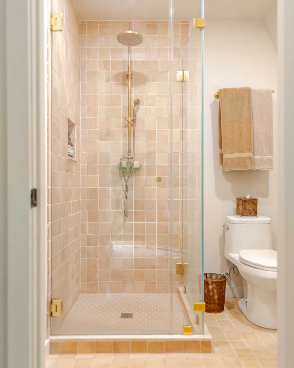 salle de bain beige robinetterie dorée laiton