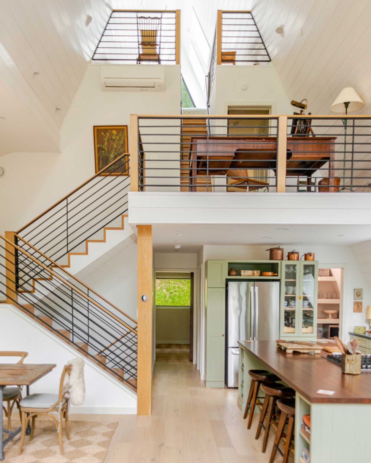 escalier trois niveaux maison A-Frame Moonlight Mountain House
