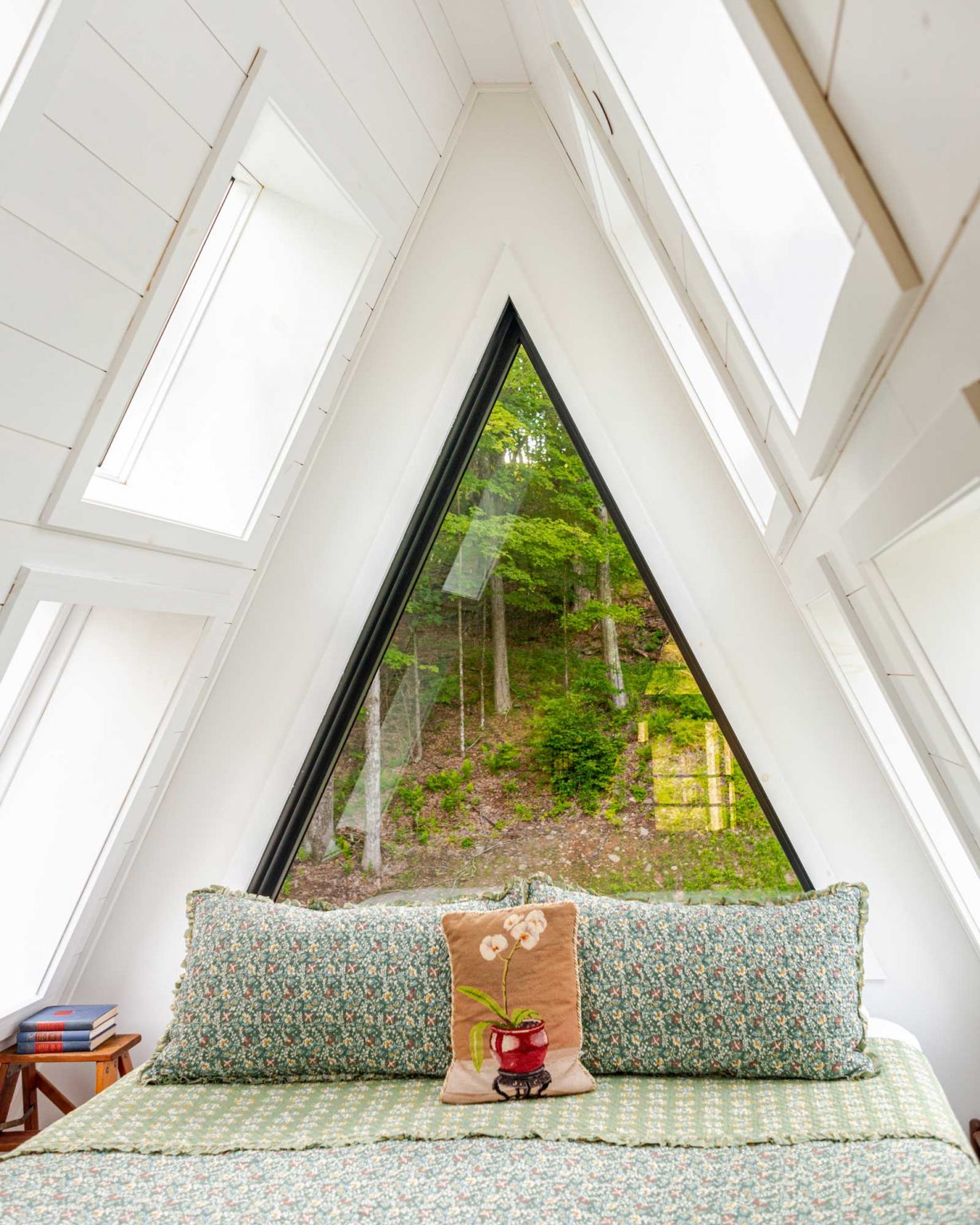 chambre mansardée pignon vitré maison A-Frame Moonlight Mountain House
