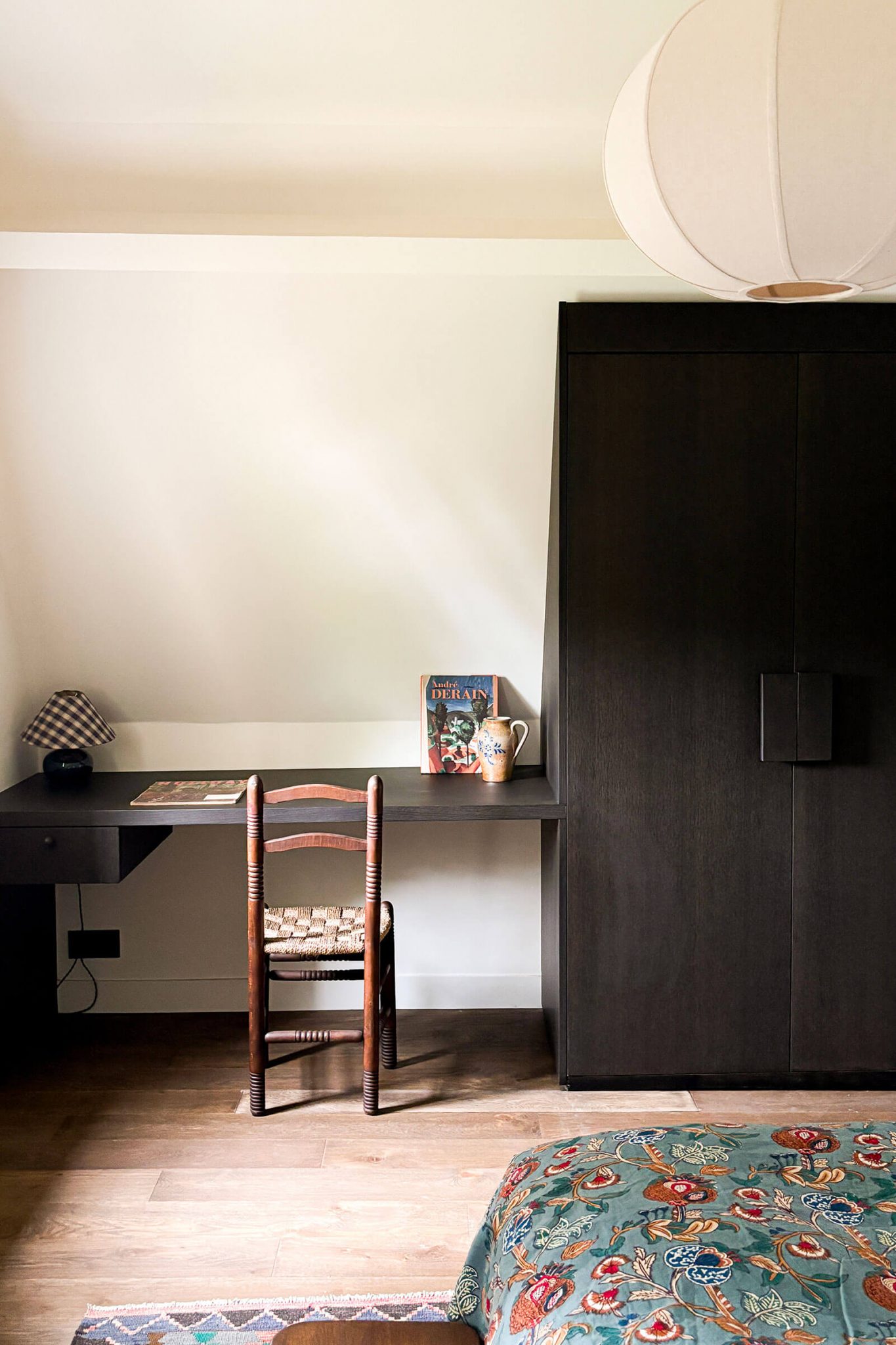 espace bureau dans chambre mansardée maison de campagne Velvet House