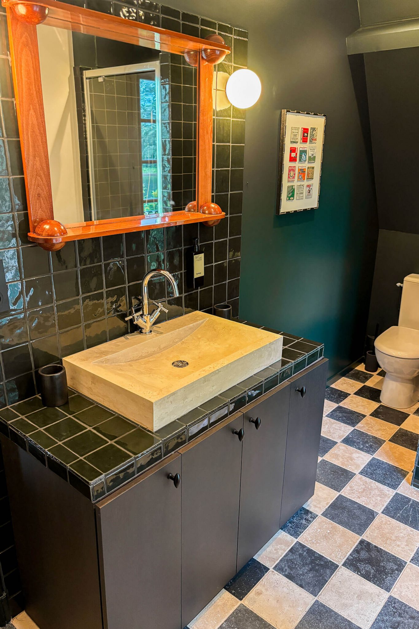 salle de bain verte sol à damier maison de campagne Velvet House