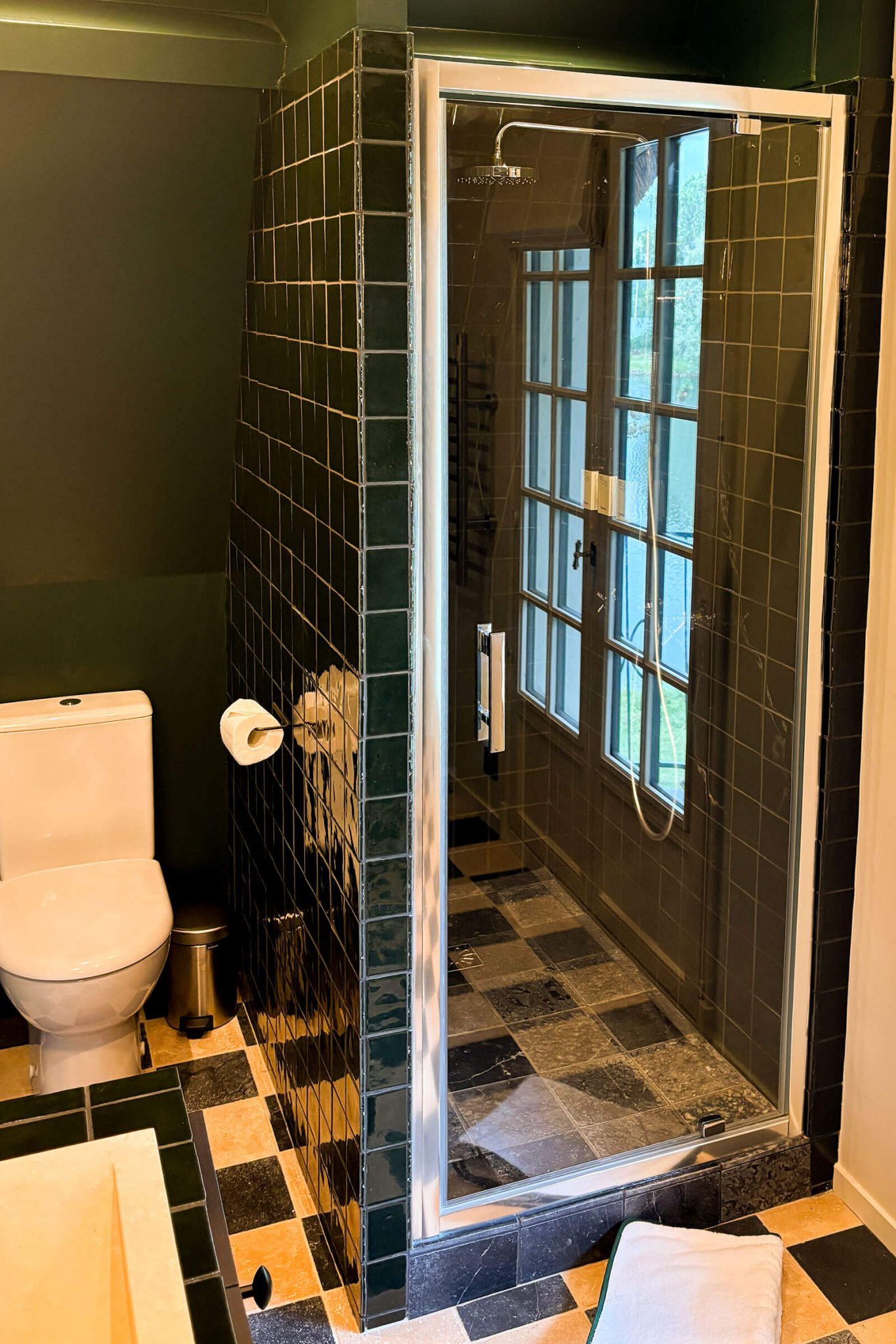 salle de bain verte sol à damier maison de campagne Velvet House