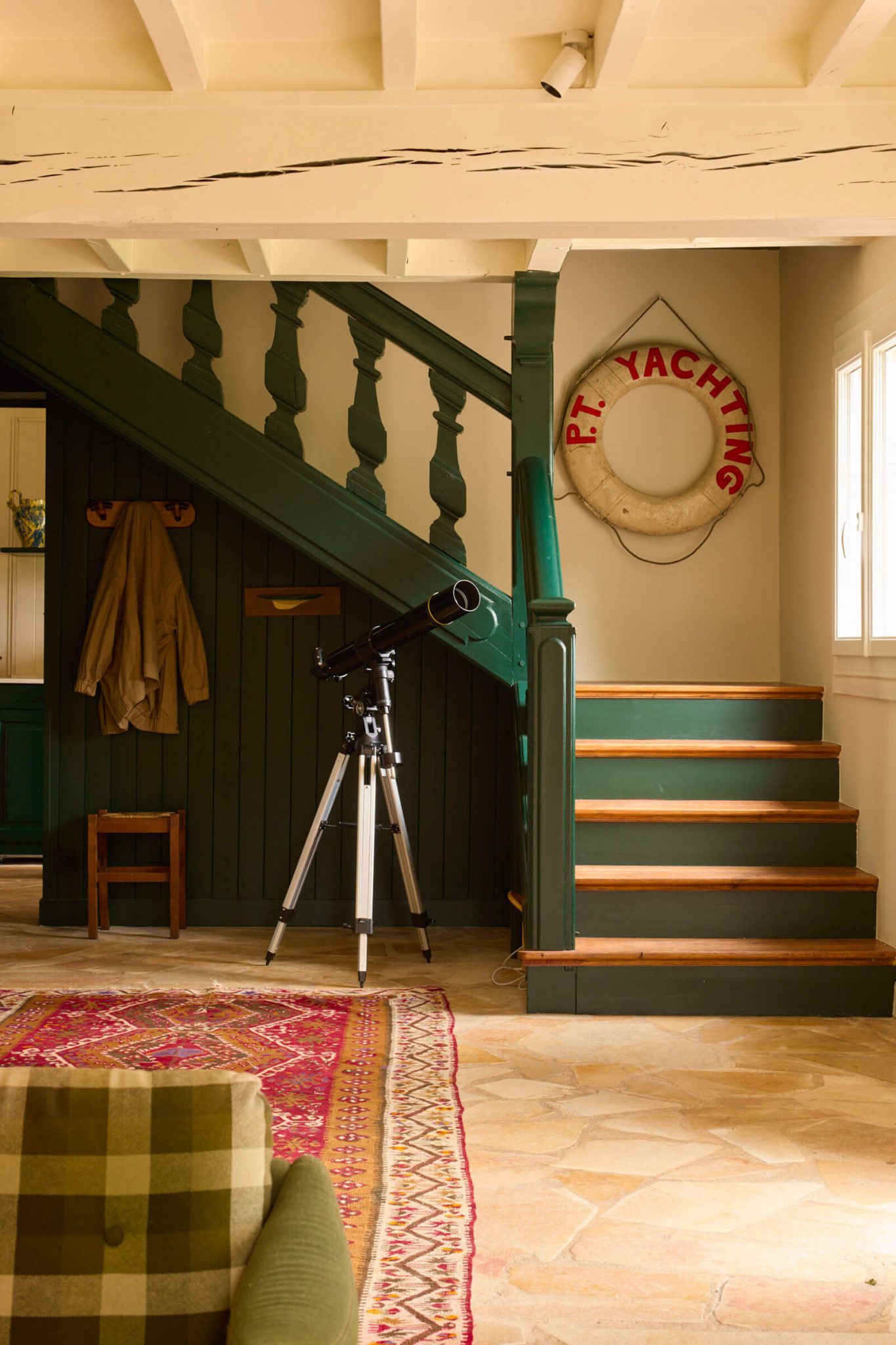 salon avec escalier vert décoration rustique chaumière normande Velvet House