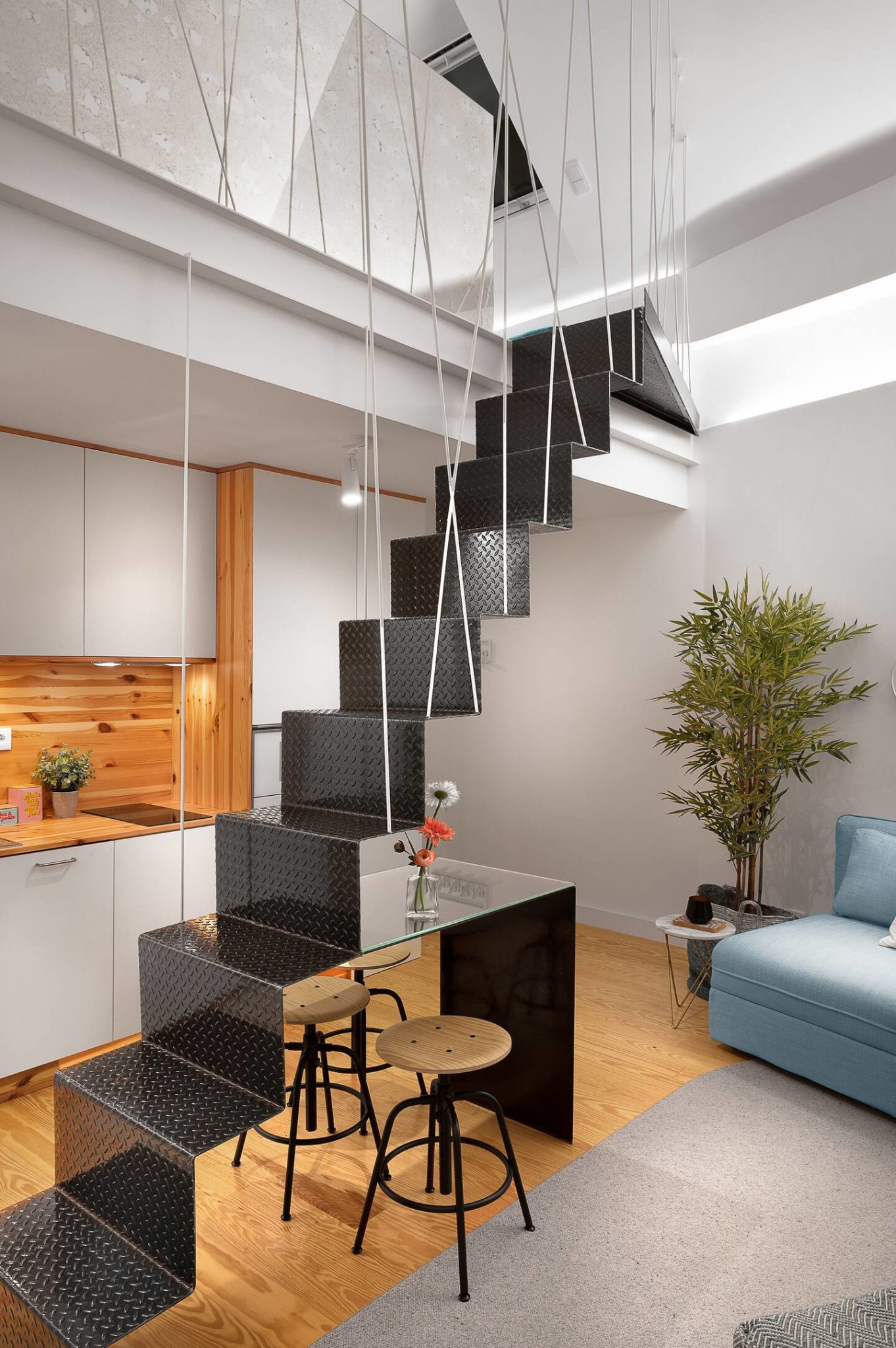 salon et cuisine appartement duplex atypique de 45m2 et escalier métal Jasmine Loft