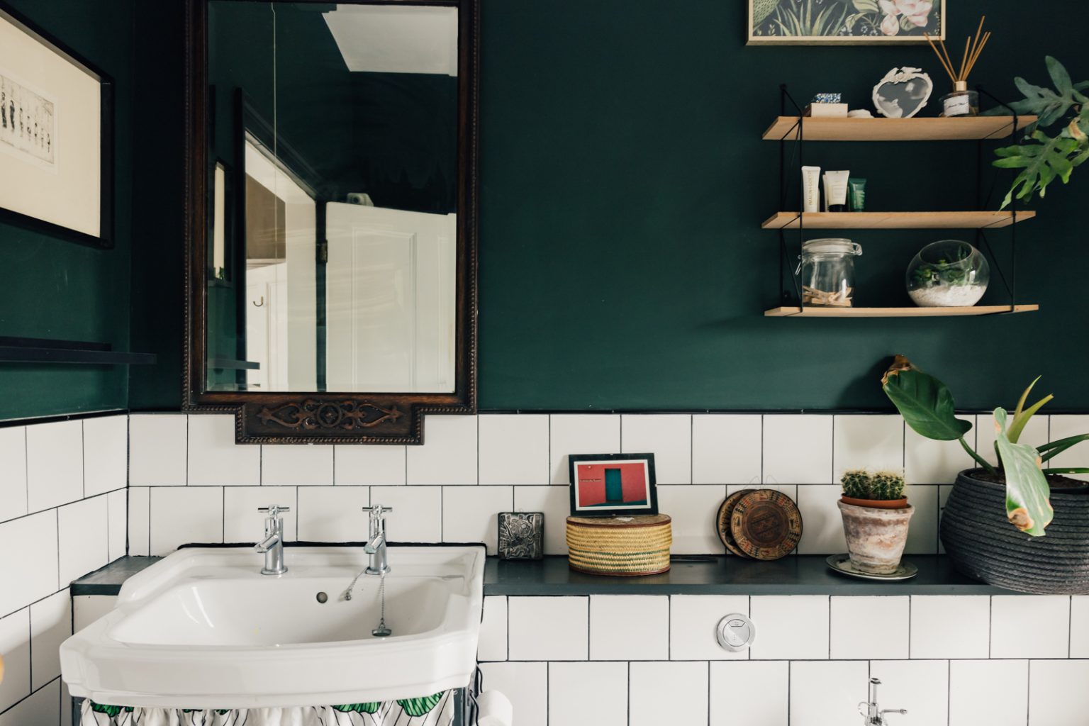 salle de bain verte et blanche style rétro