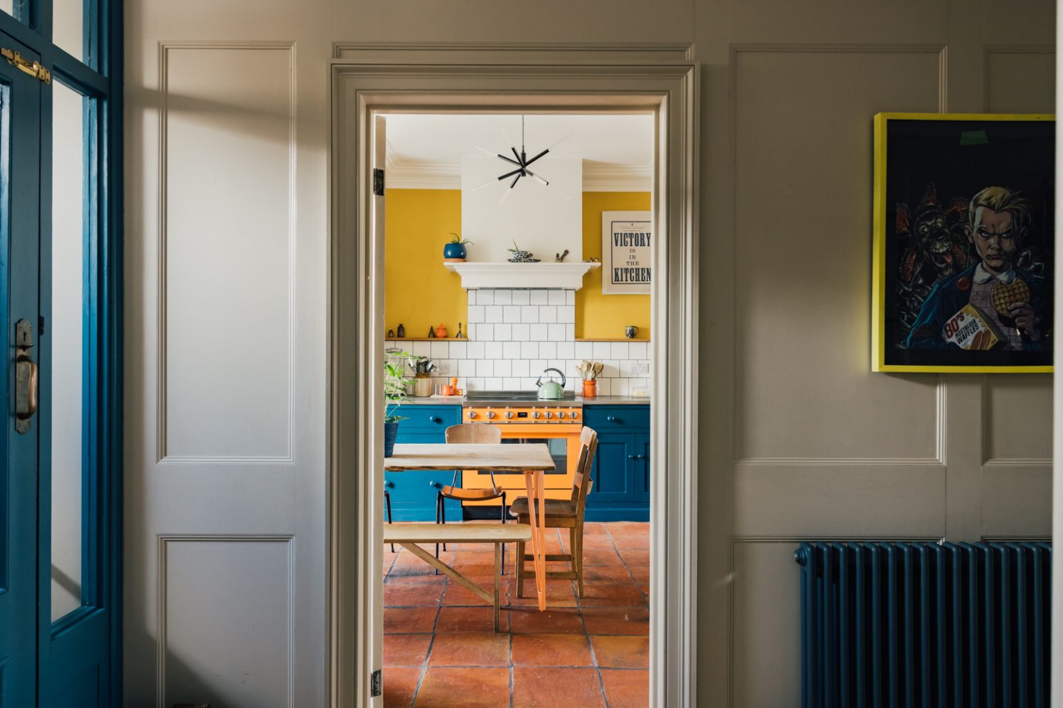entrée et cuisine bleue et jaune décoration vintage