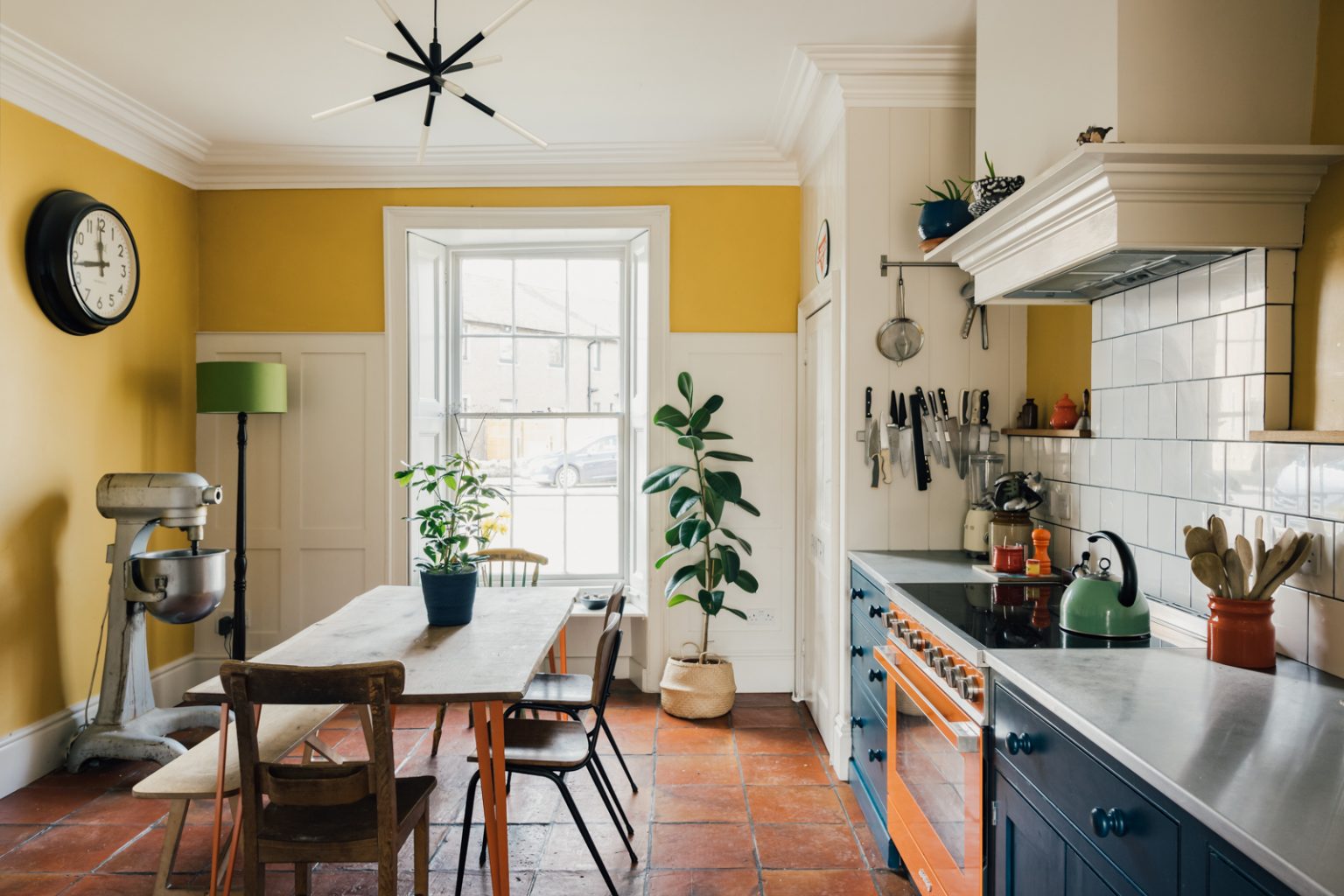 cuisine bleue et jaune décoration vintage