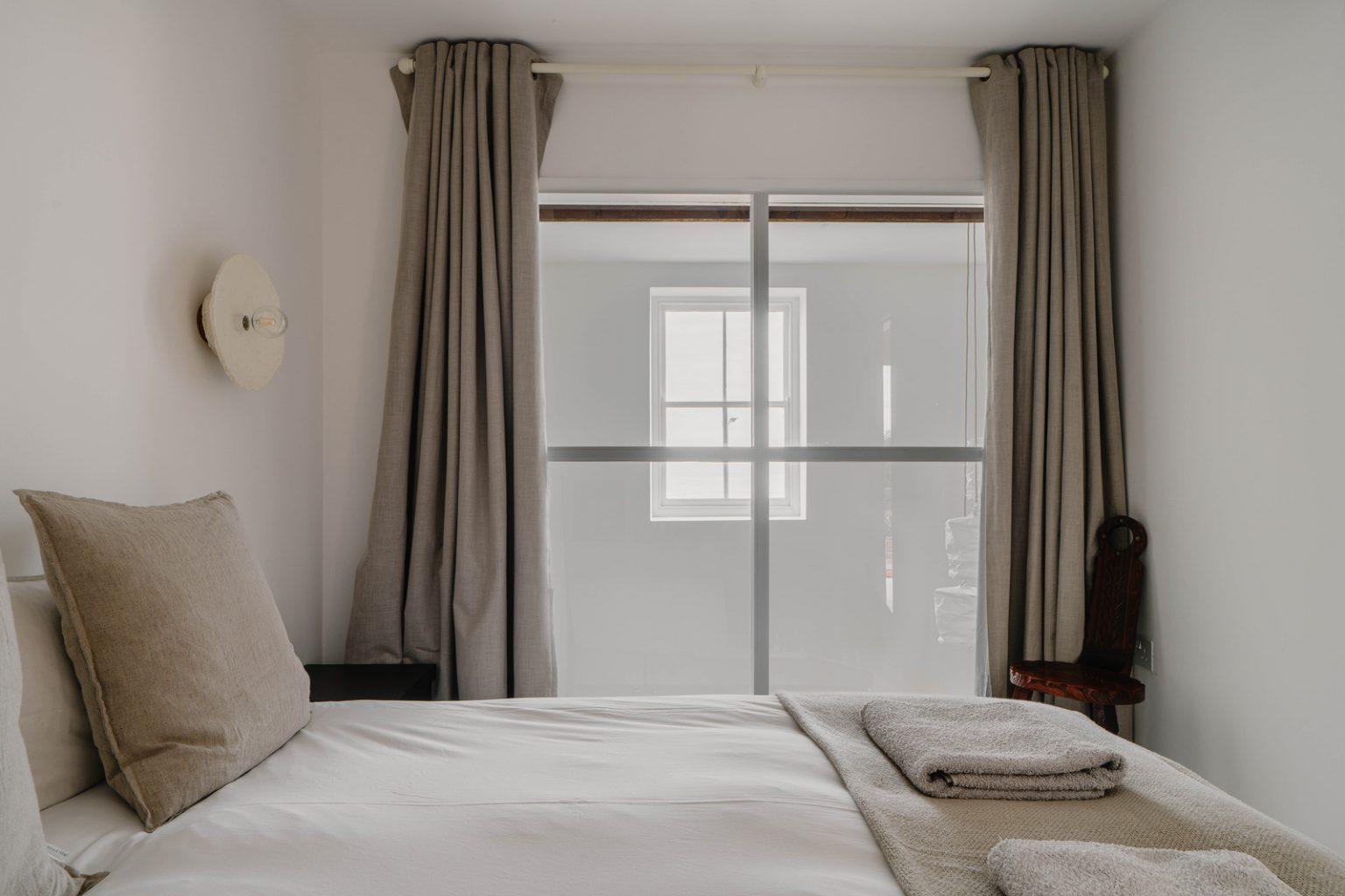 chambre avec fenêtre intérieure