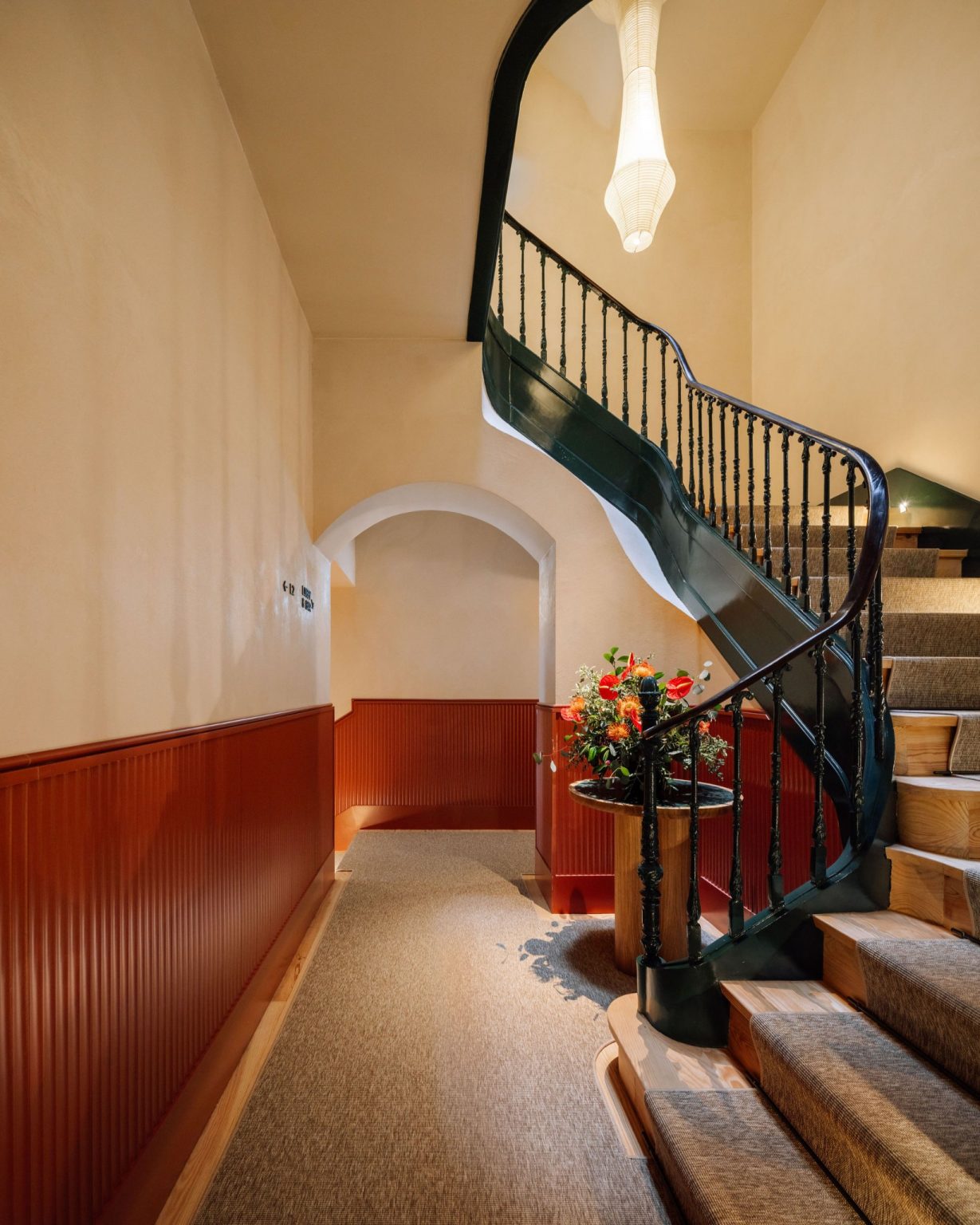 escalier ancien bois et sol terrazzo