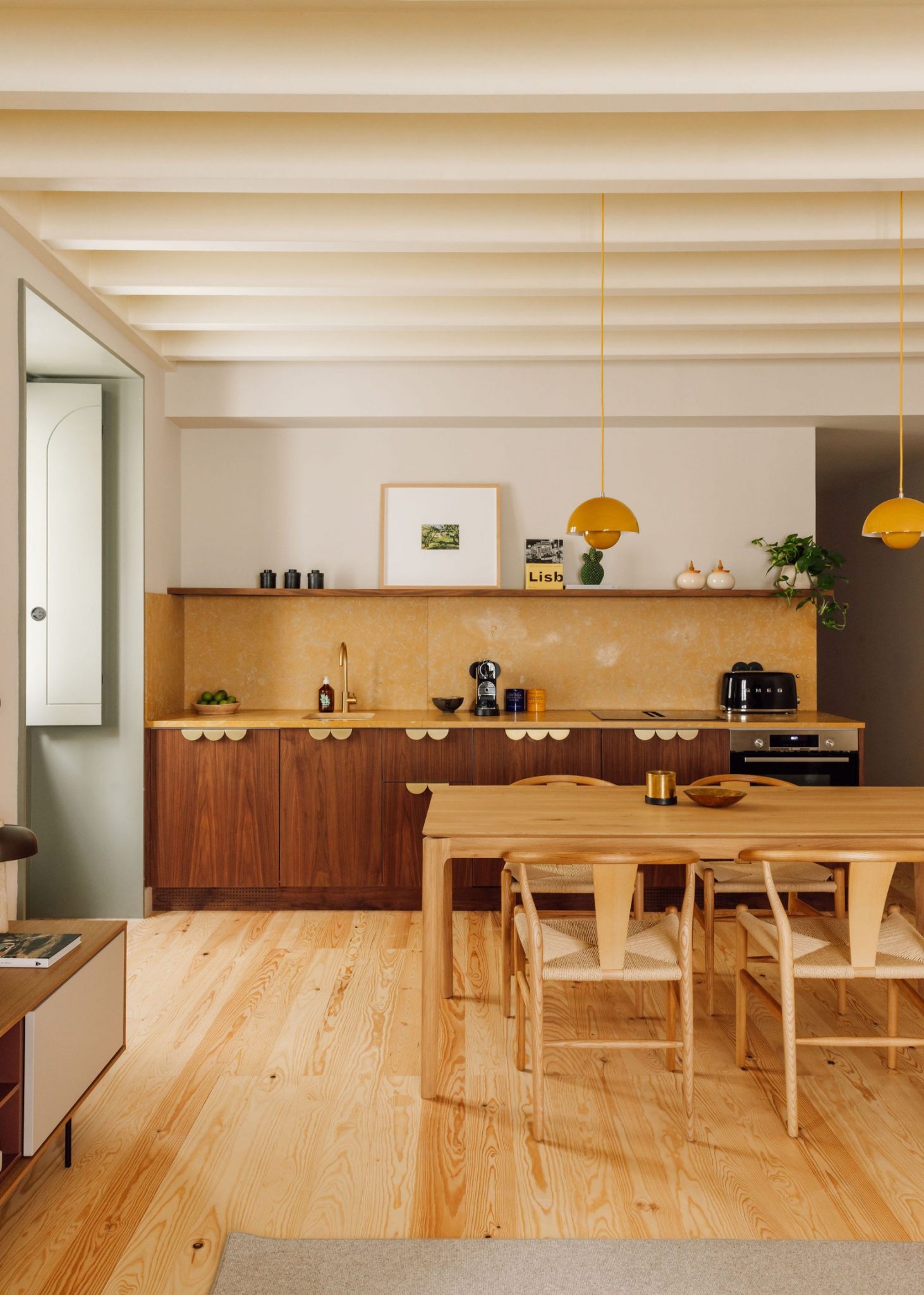 salle à manger avec cuisine ouverte noyer décoration contemporaine
