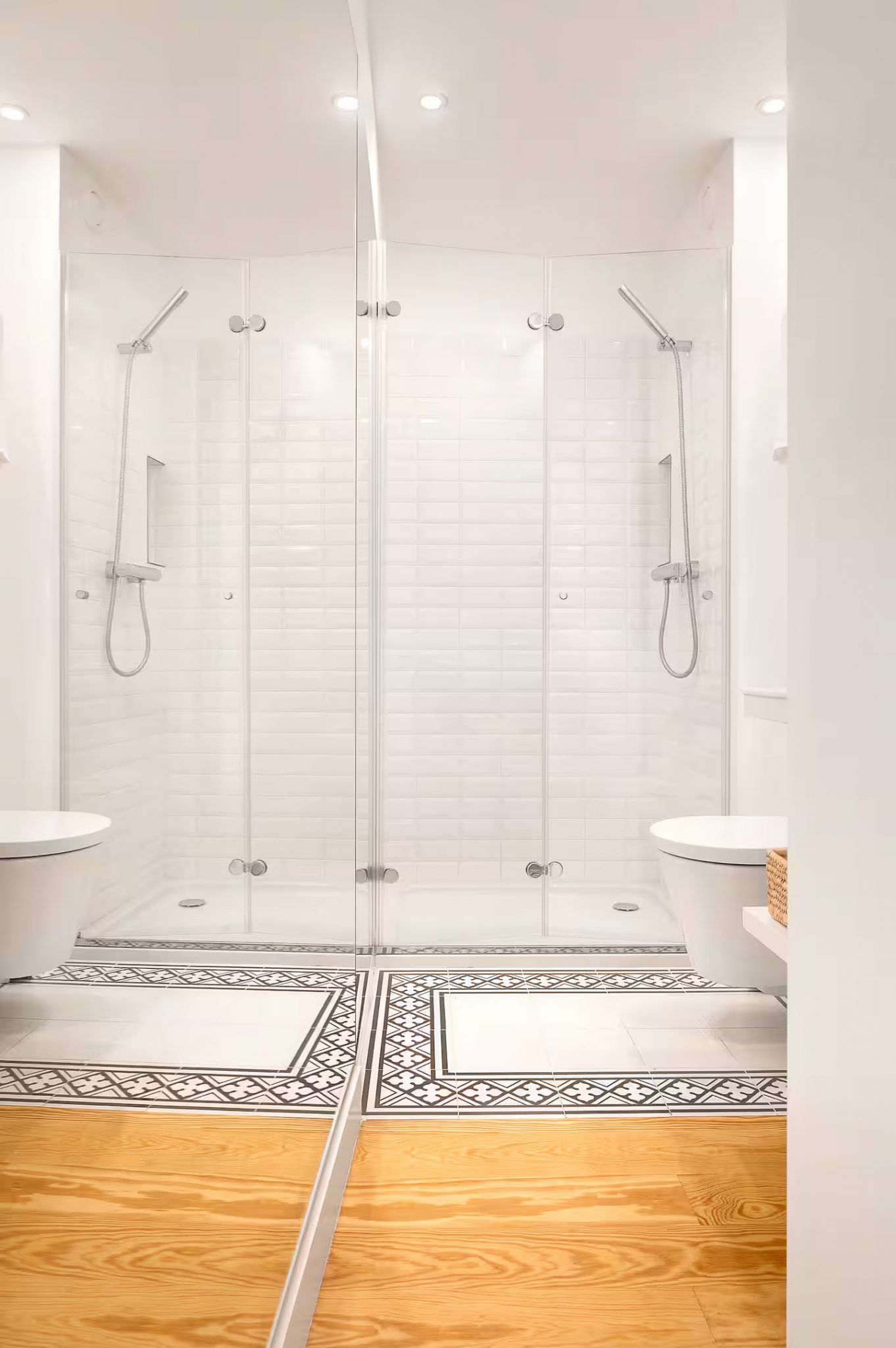 salle de bain blanche moderne sol carrelage et parquet