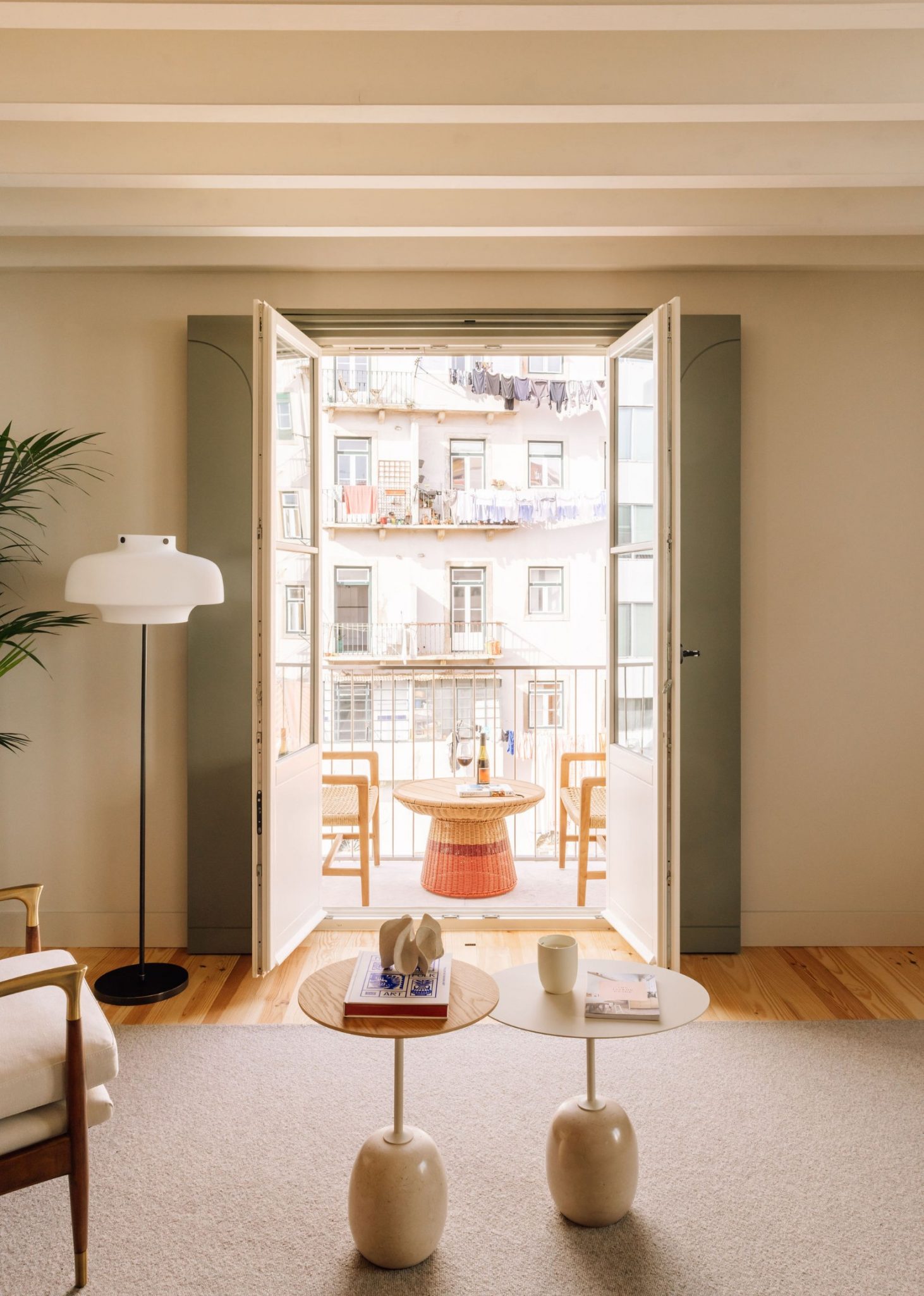 salon avec balcon décoration contemporaine