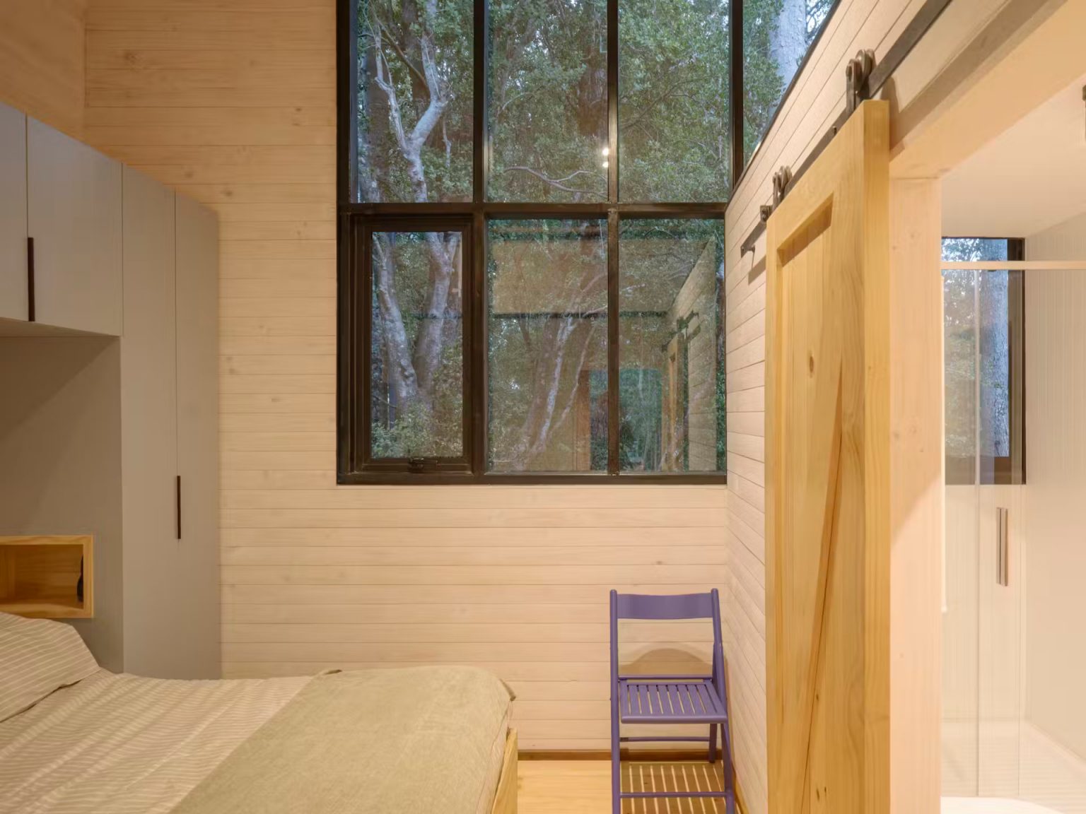 chambre maison en bois avec meuble pont