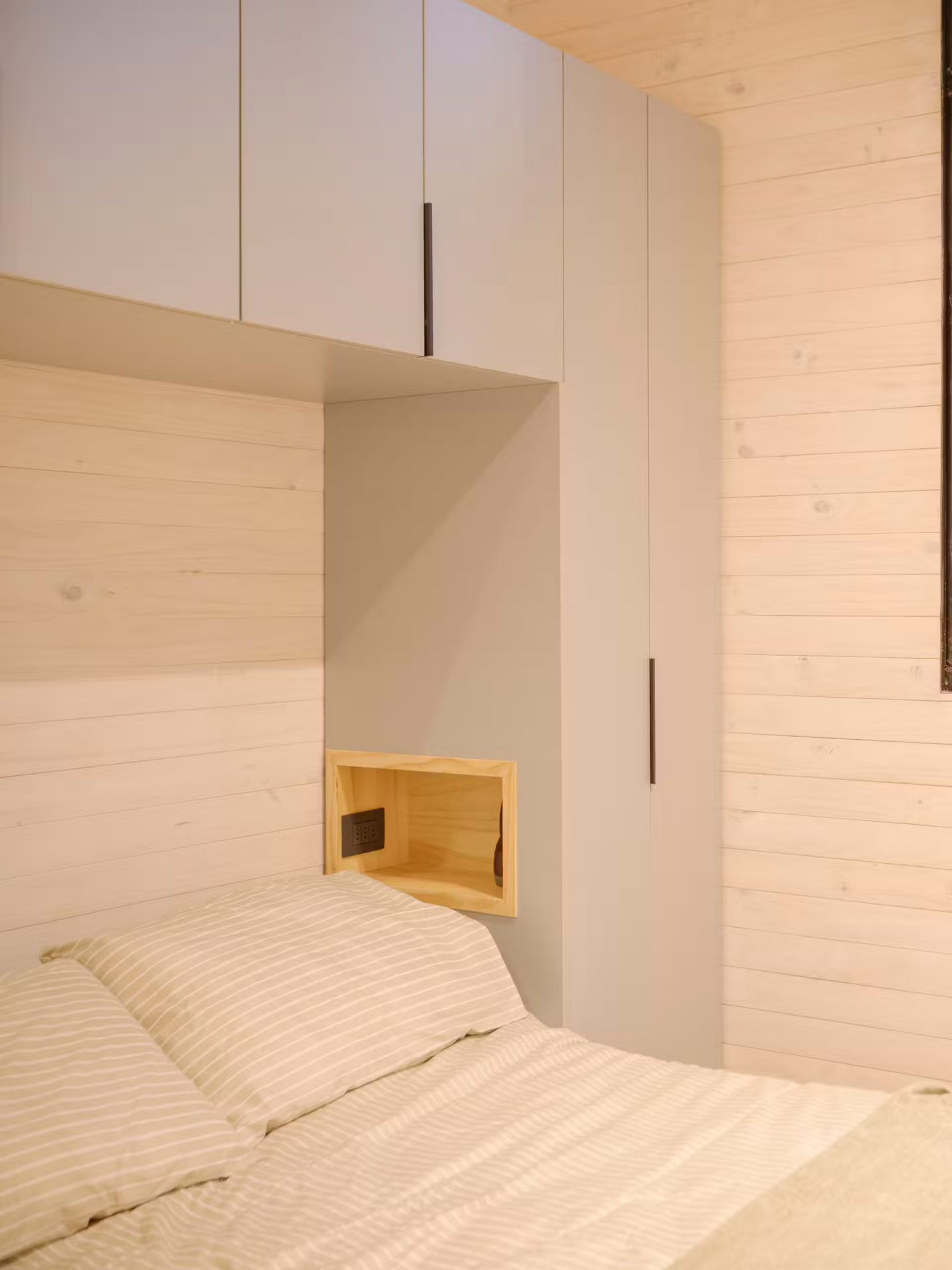 chambre maison en bois avec meuble pont