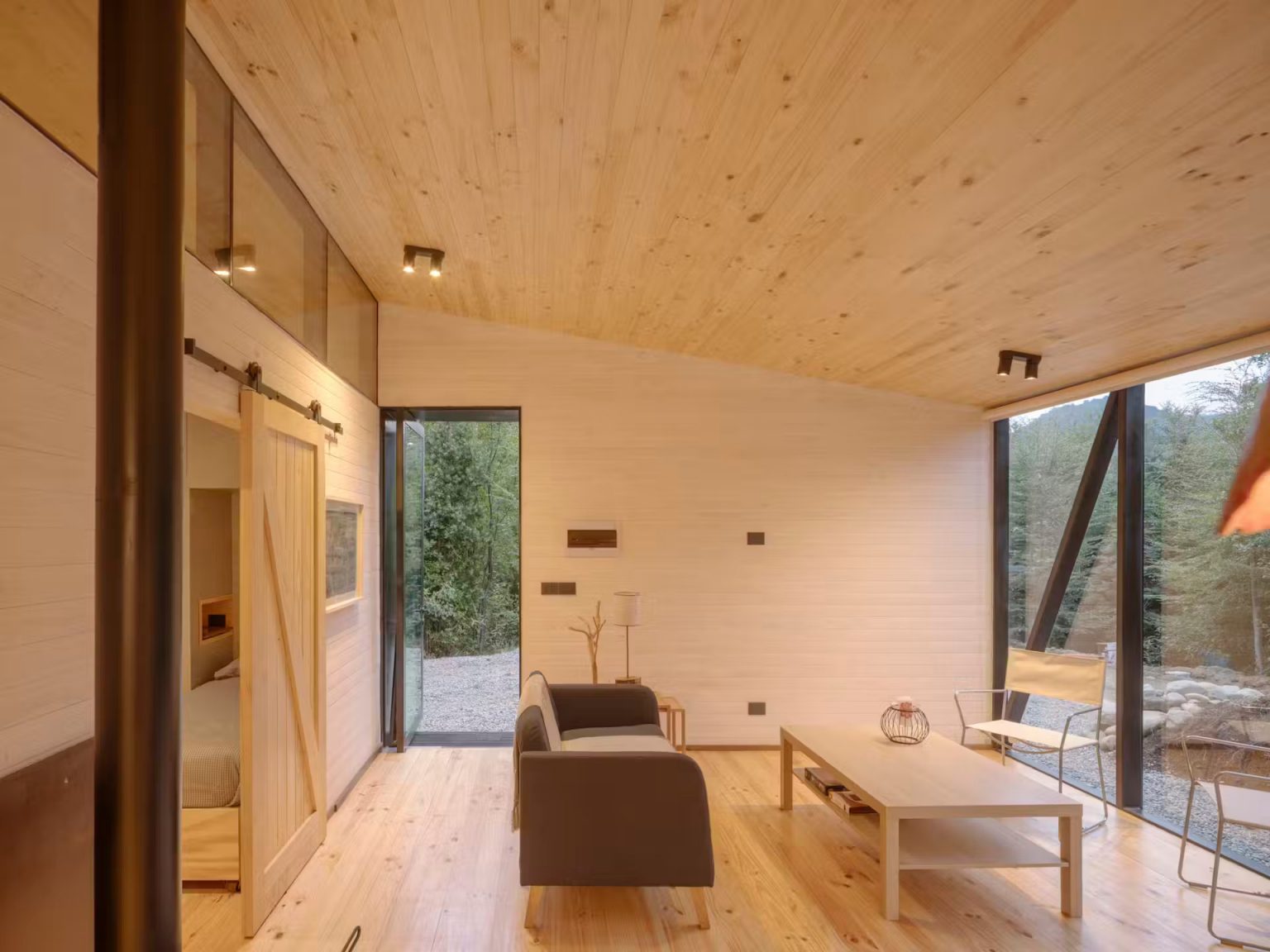 salon maison en bois avec poêle