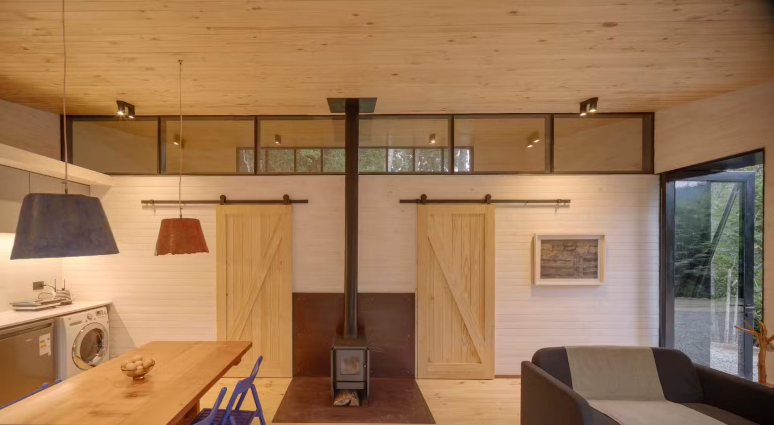 salon salle à manger et cuisine ouverte maison en bois avec poêle
