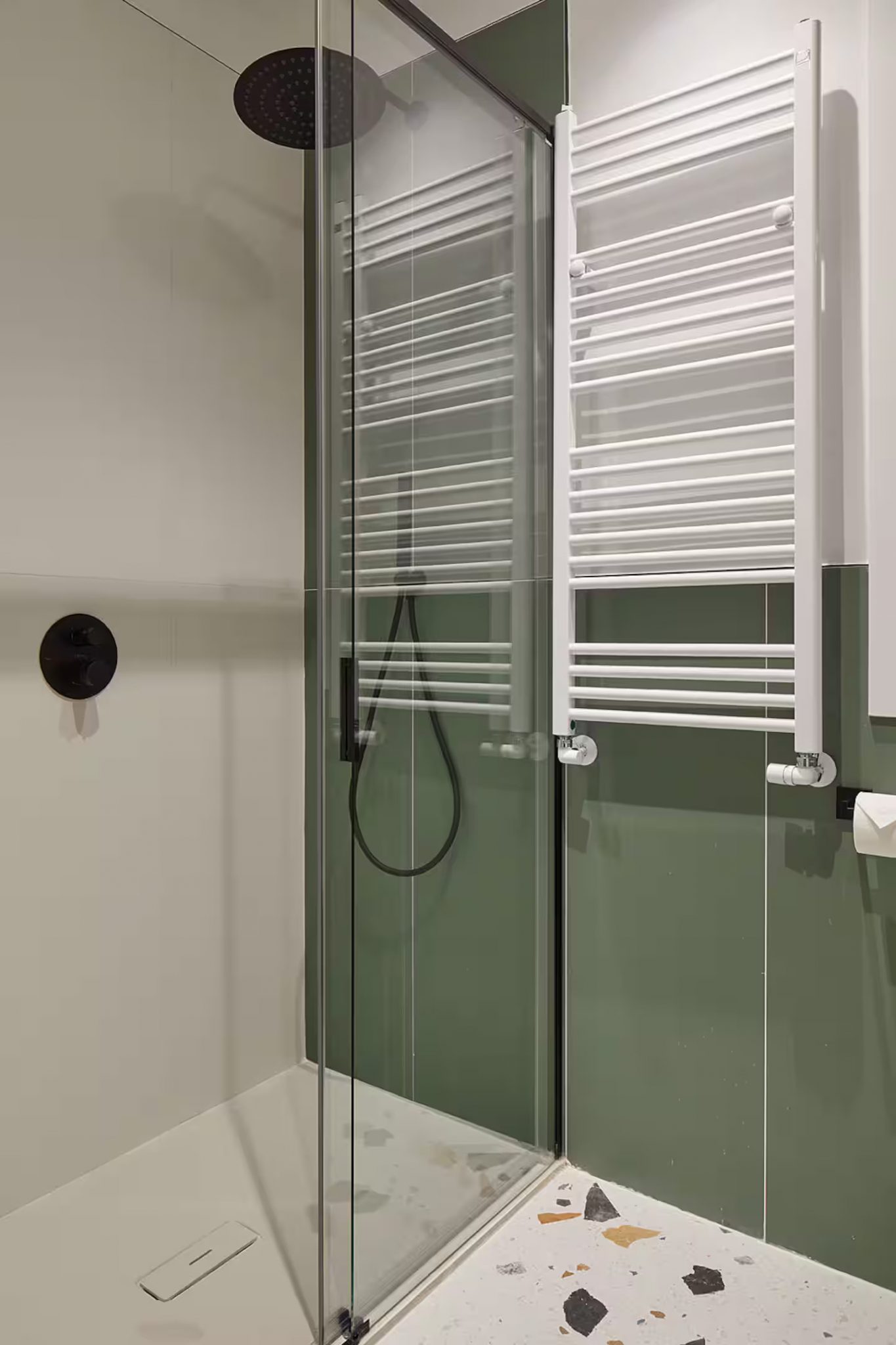 salle de bain carrelage vert et terrazzo