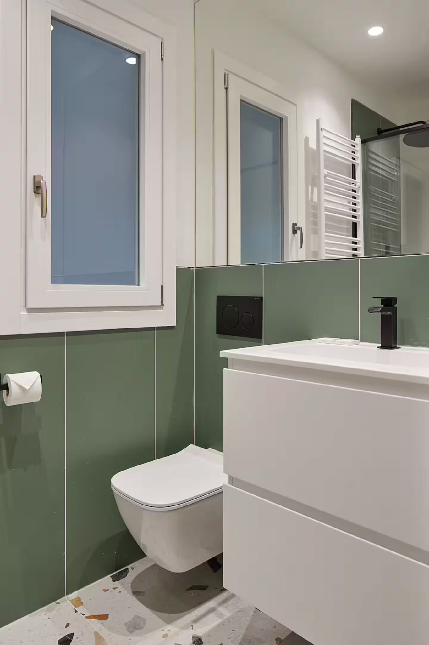 salle de bain carrelage vert et terrazzo