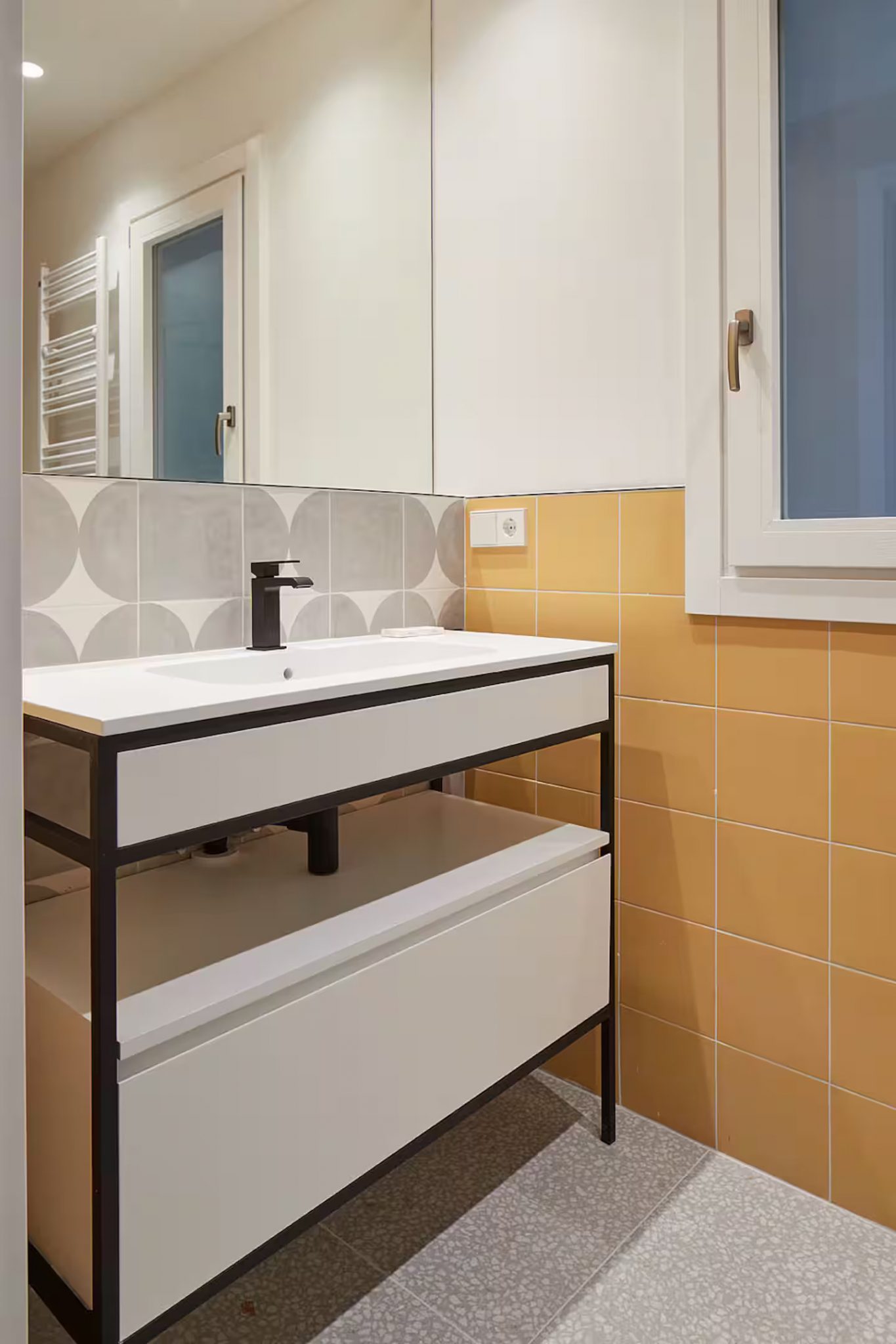 salle de bain jaune et grise