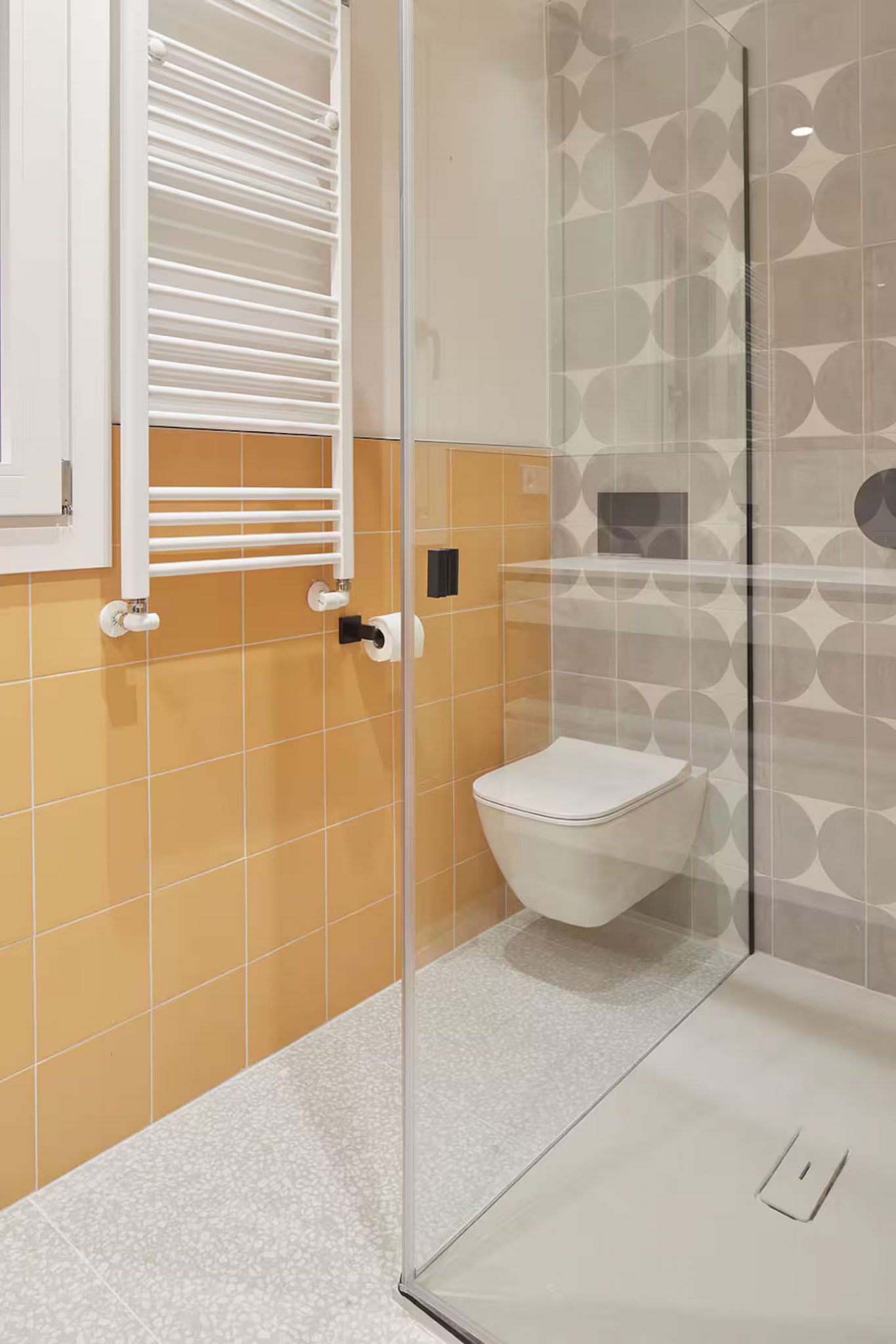 salle de bain moderne jaune et grise