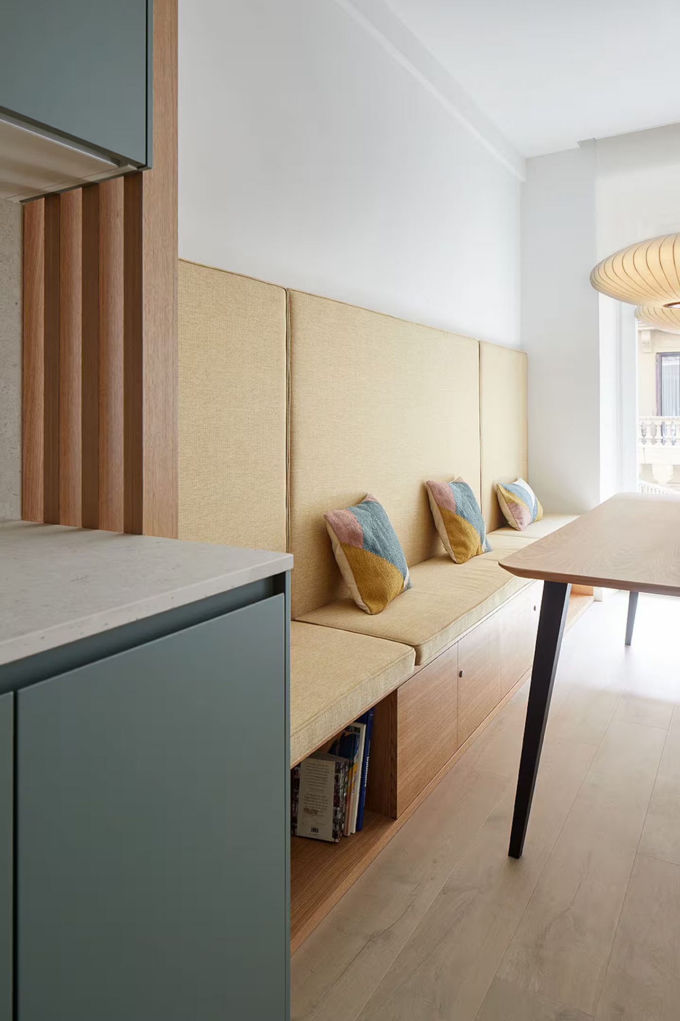 cuisine ouverte et salle à manger appartement à l'esprit surf décoration design