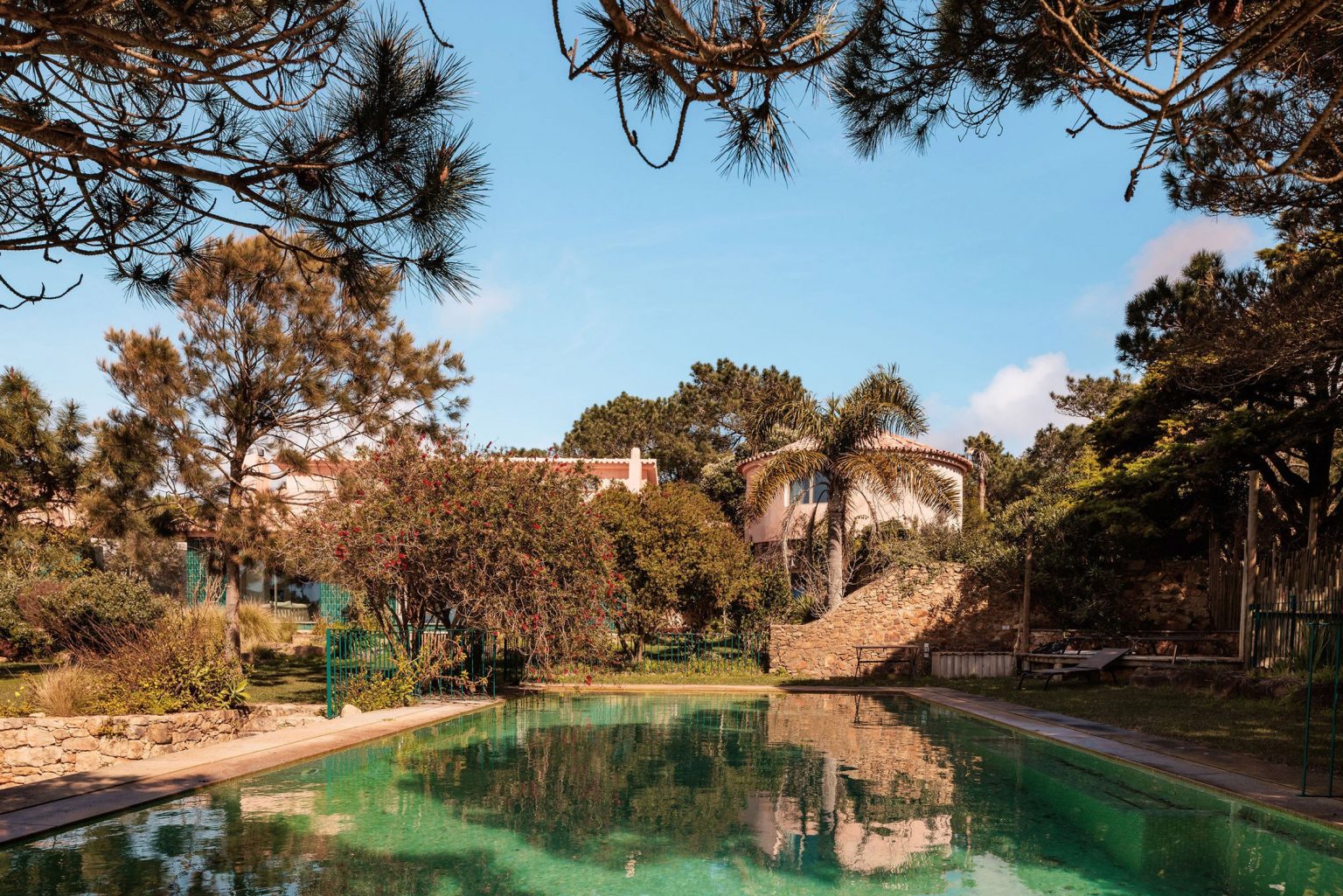 maison avec piscine décoration contemporaine Portugal