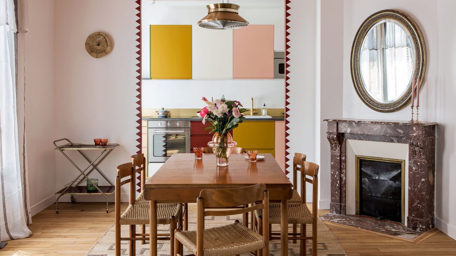 salon avec cheminée marbre et cuisine appartement Paris par IKEA