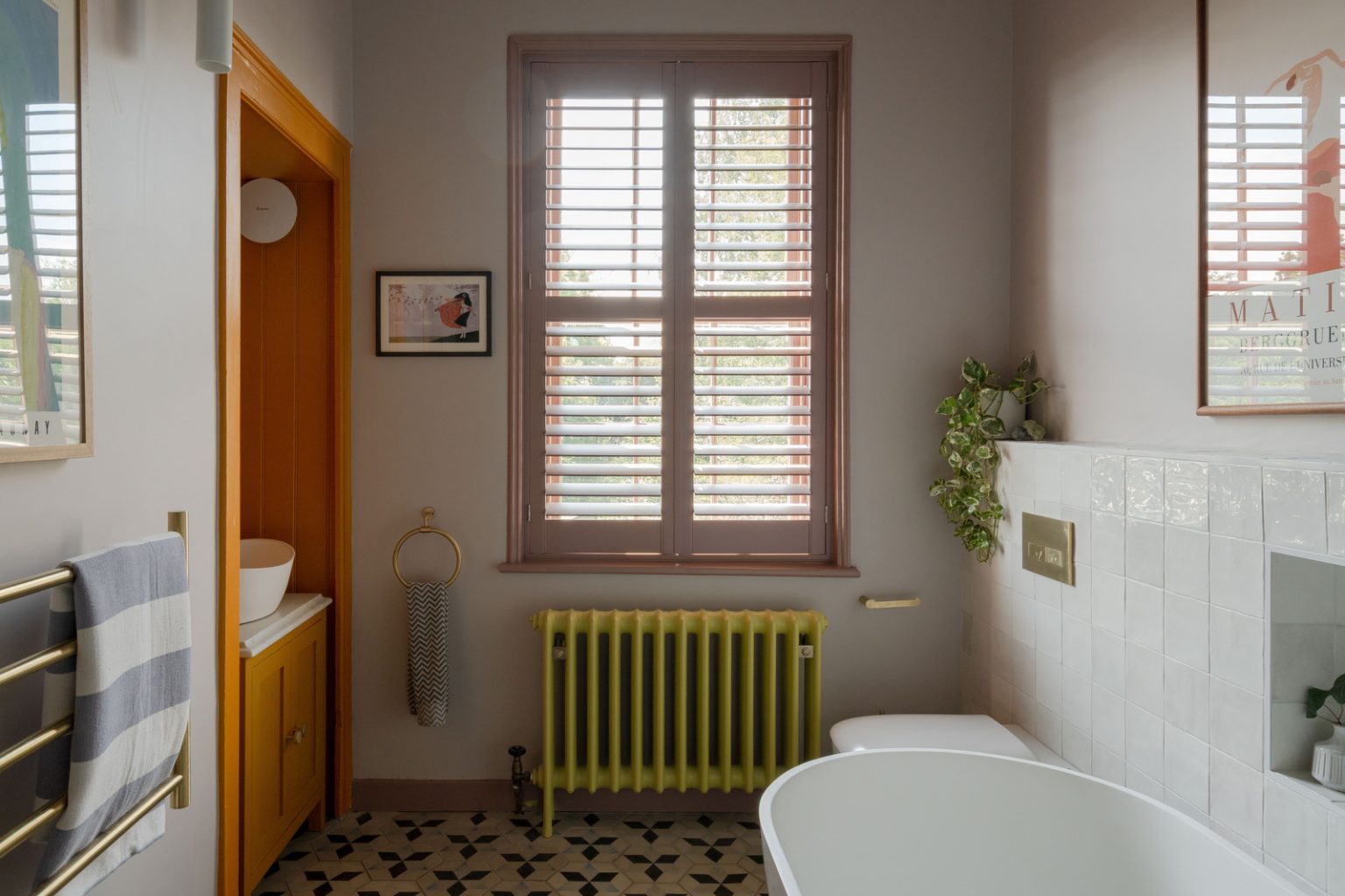 salle de bain avec sol carreaux de ciment ancien et baignoire îlot