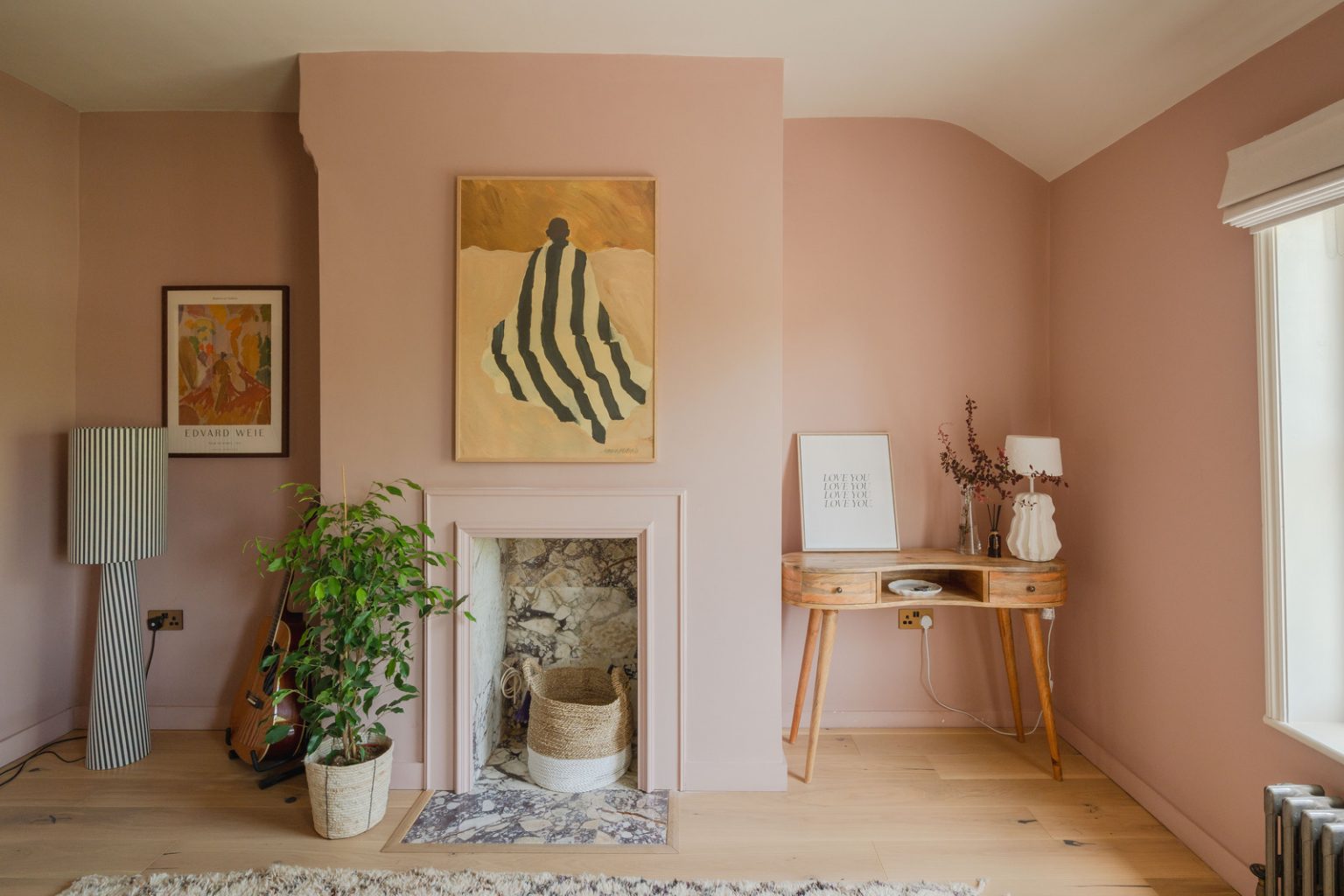 chambre vintage murs roses et cheminée anglaise