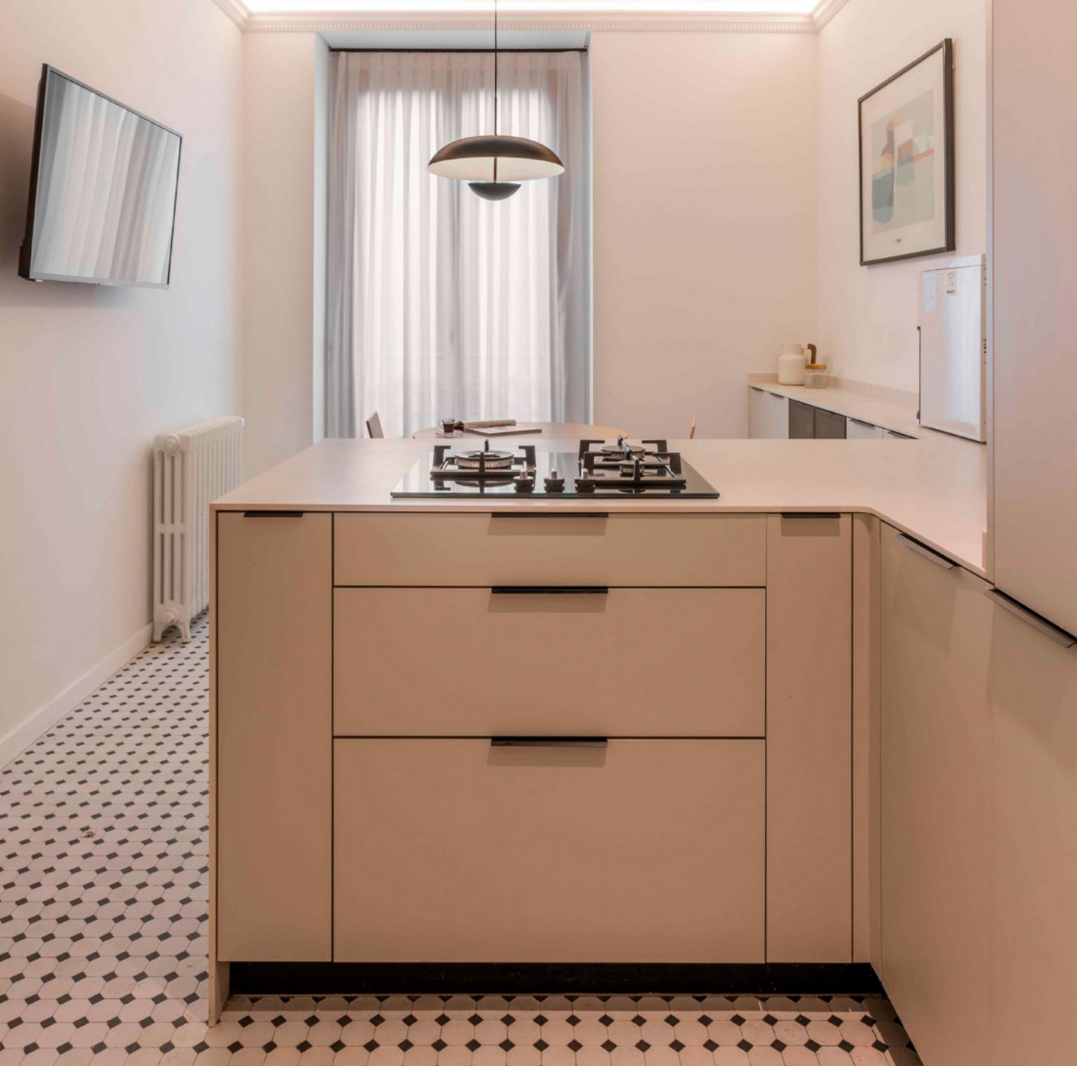 cuisine design blanche sol cabochon blanc et noir