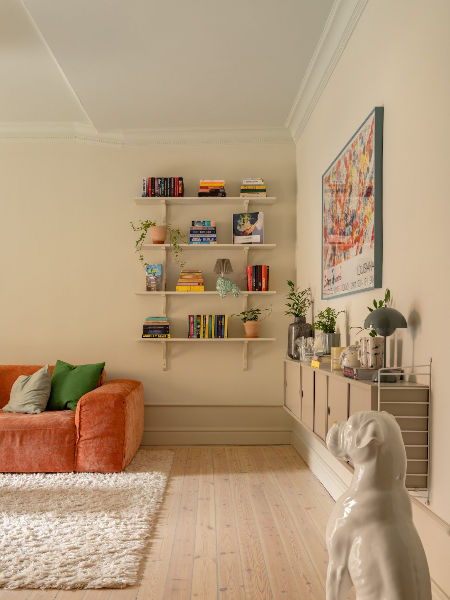 salon avec canapé orange appartement 76m2