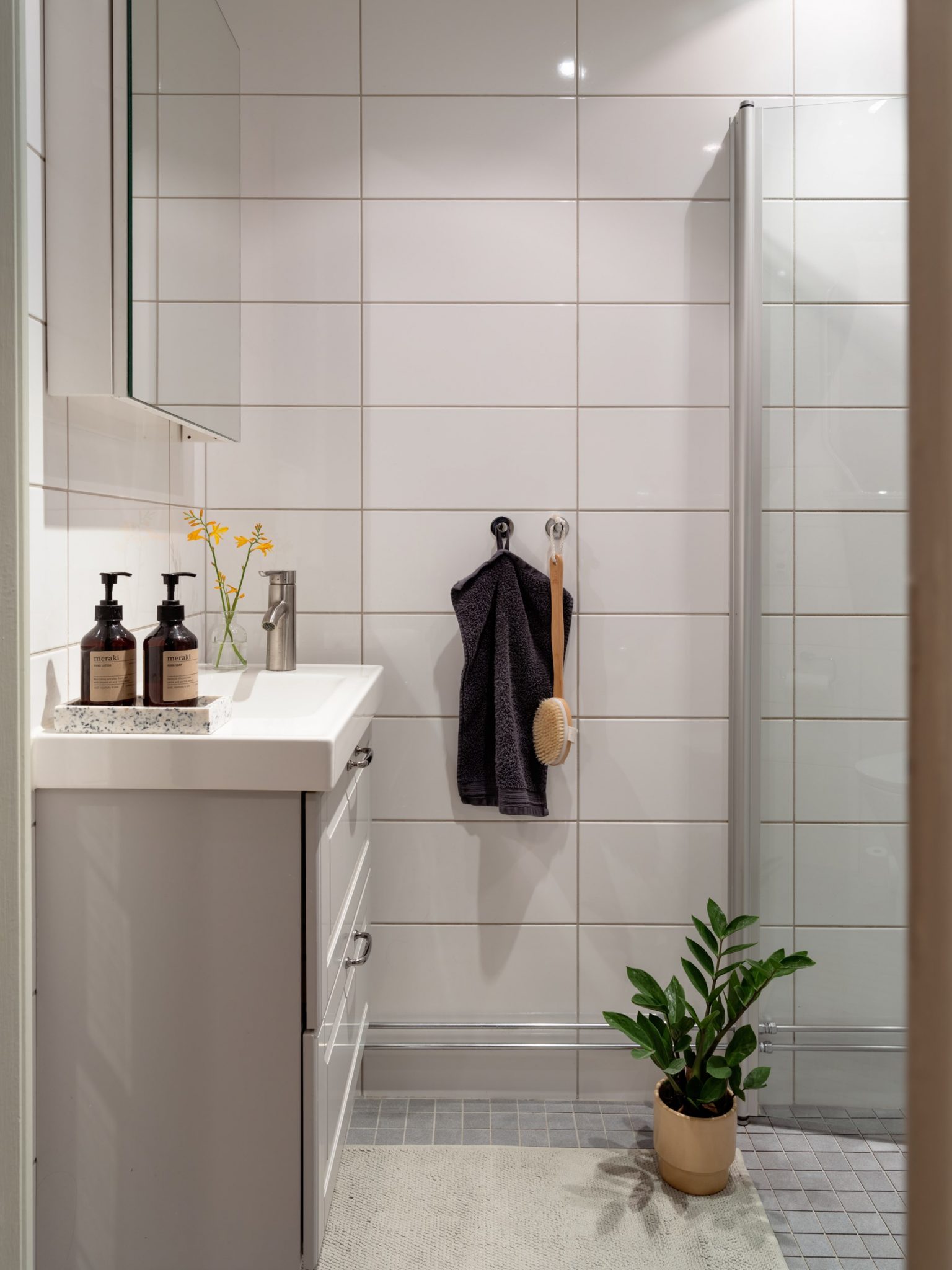 salle de bain moderne blanche et grise
