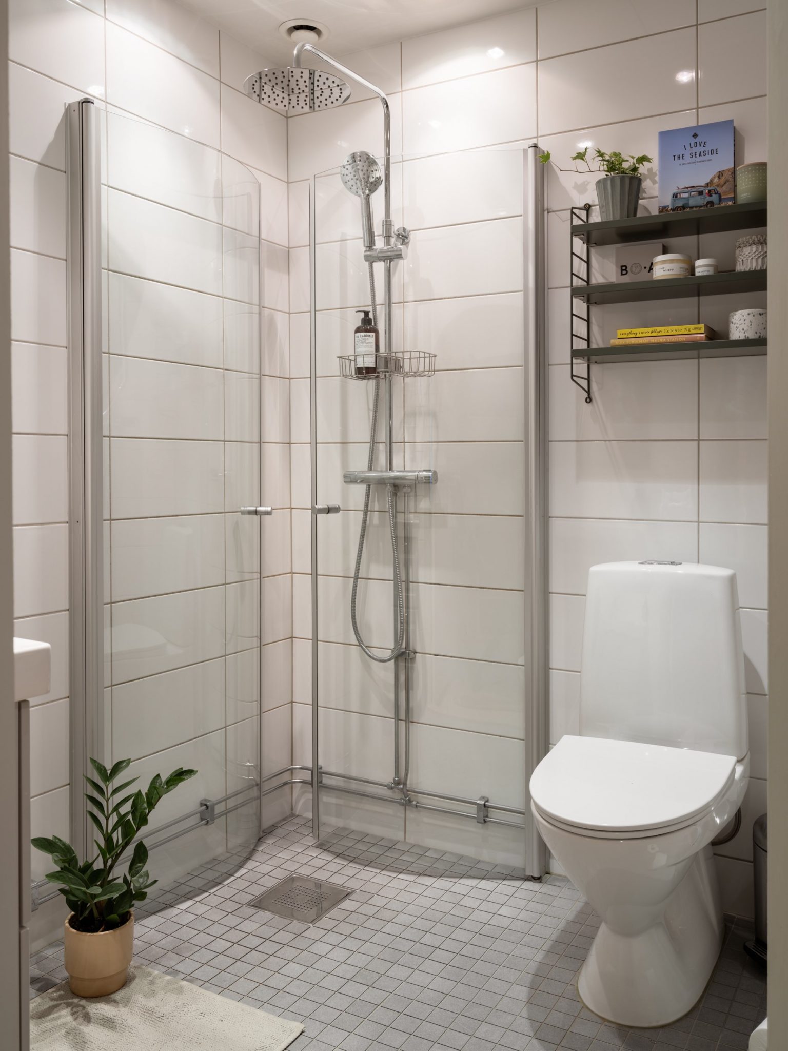 salle de bain moderne blanche et grise