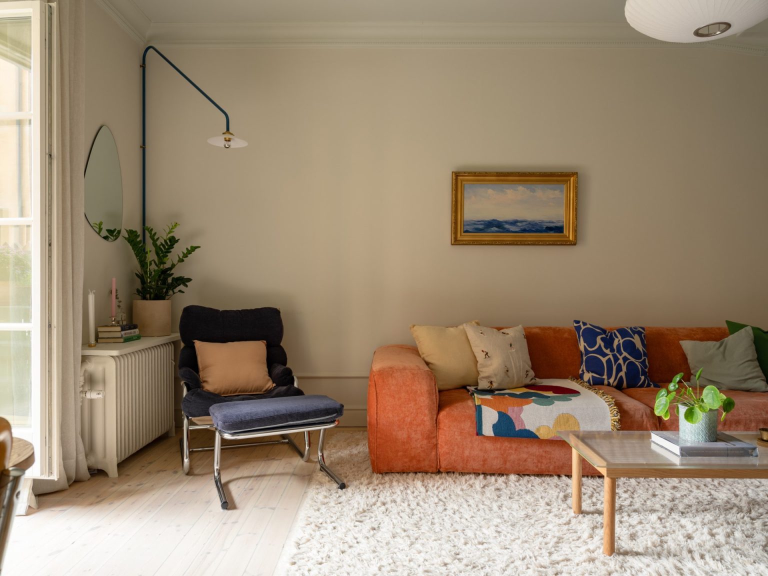 salon avec canapé orange appartement 76m2