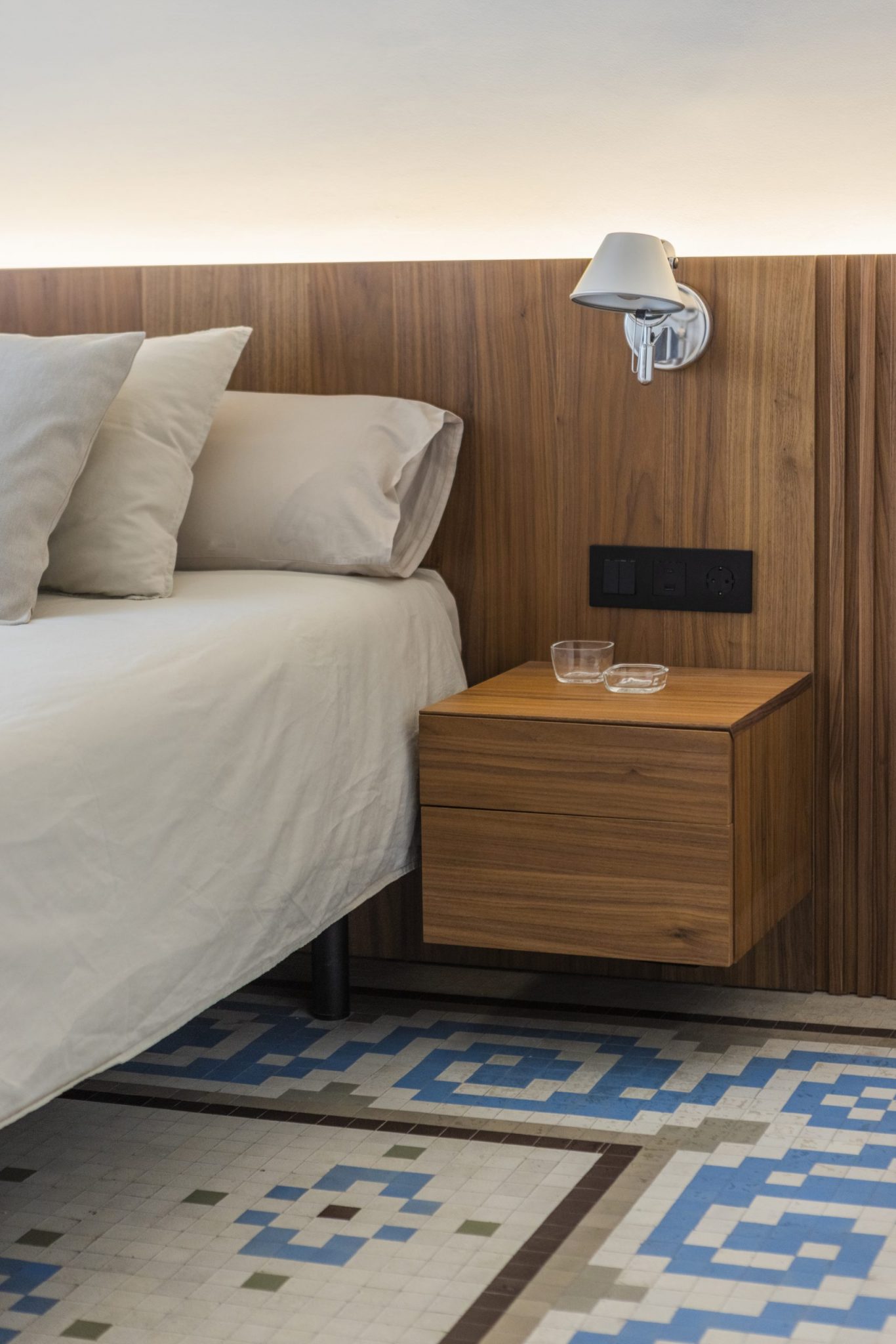 chambre moderne appartement rénové sol céramique Nolla