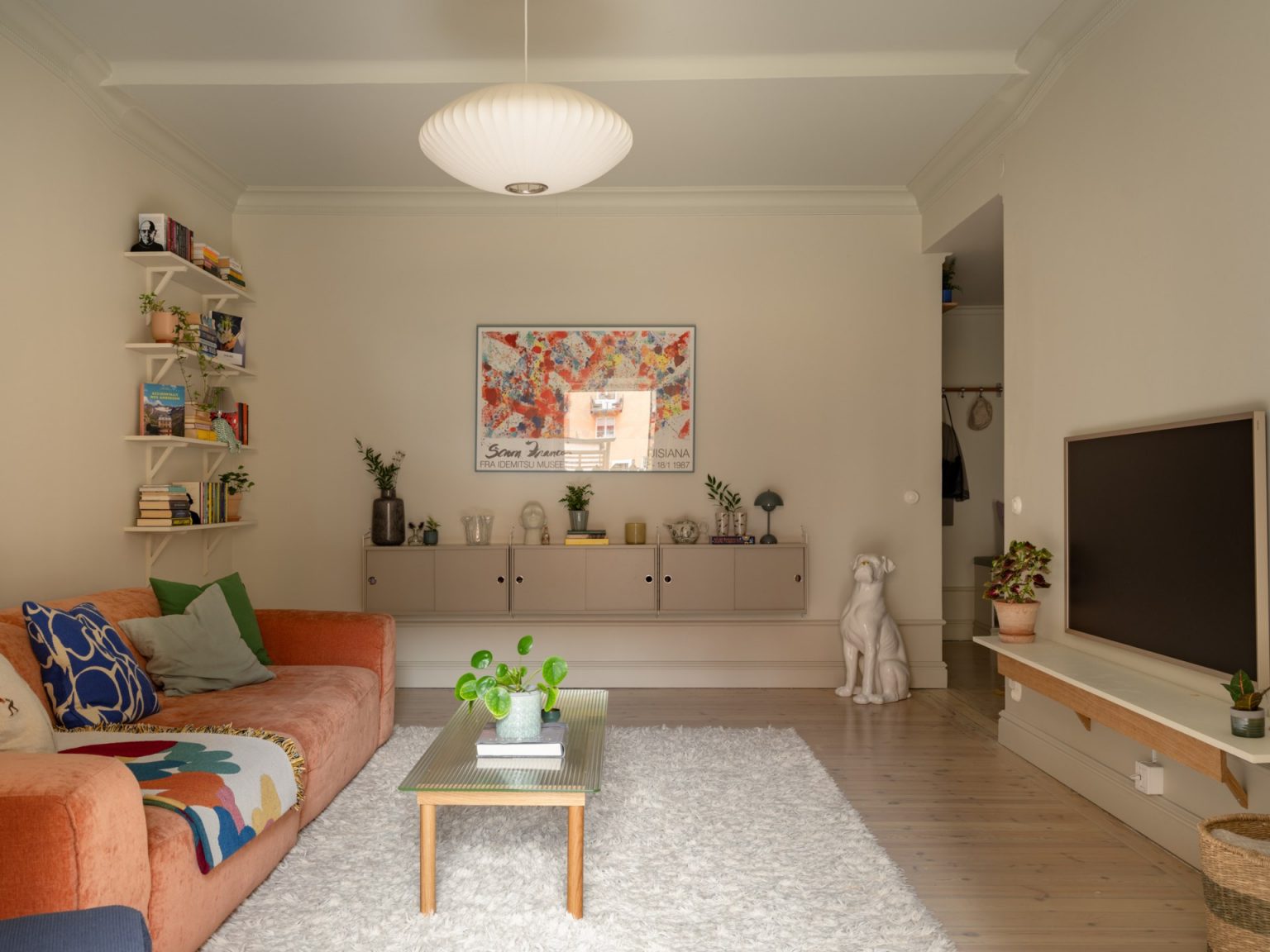 salon avec canapé orange appartement 76m2