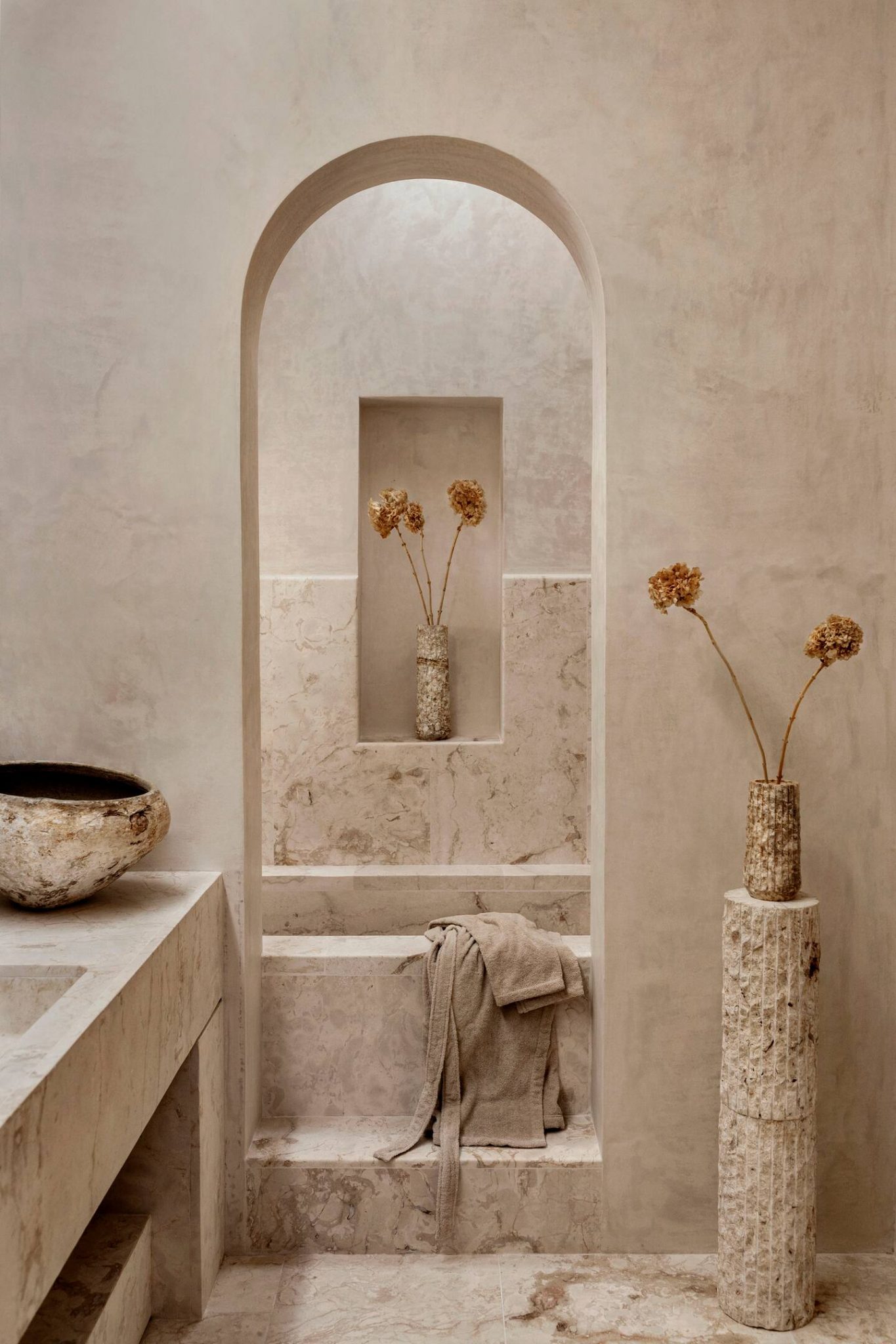 salle de bain travertin décoration beige maison Tulum