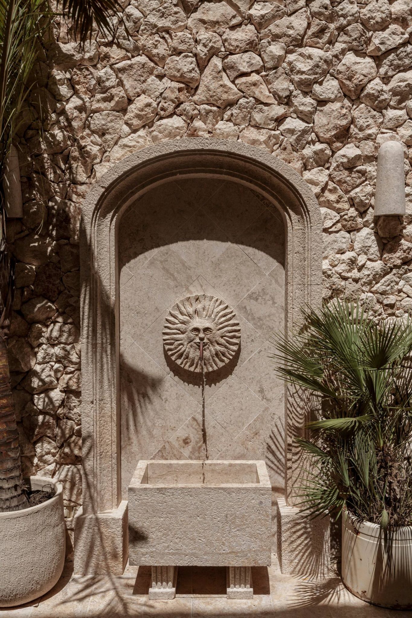 fontaine sur mur de pierres