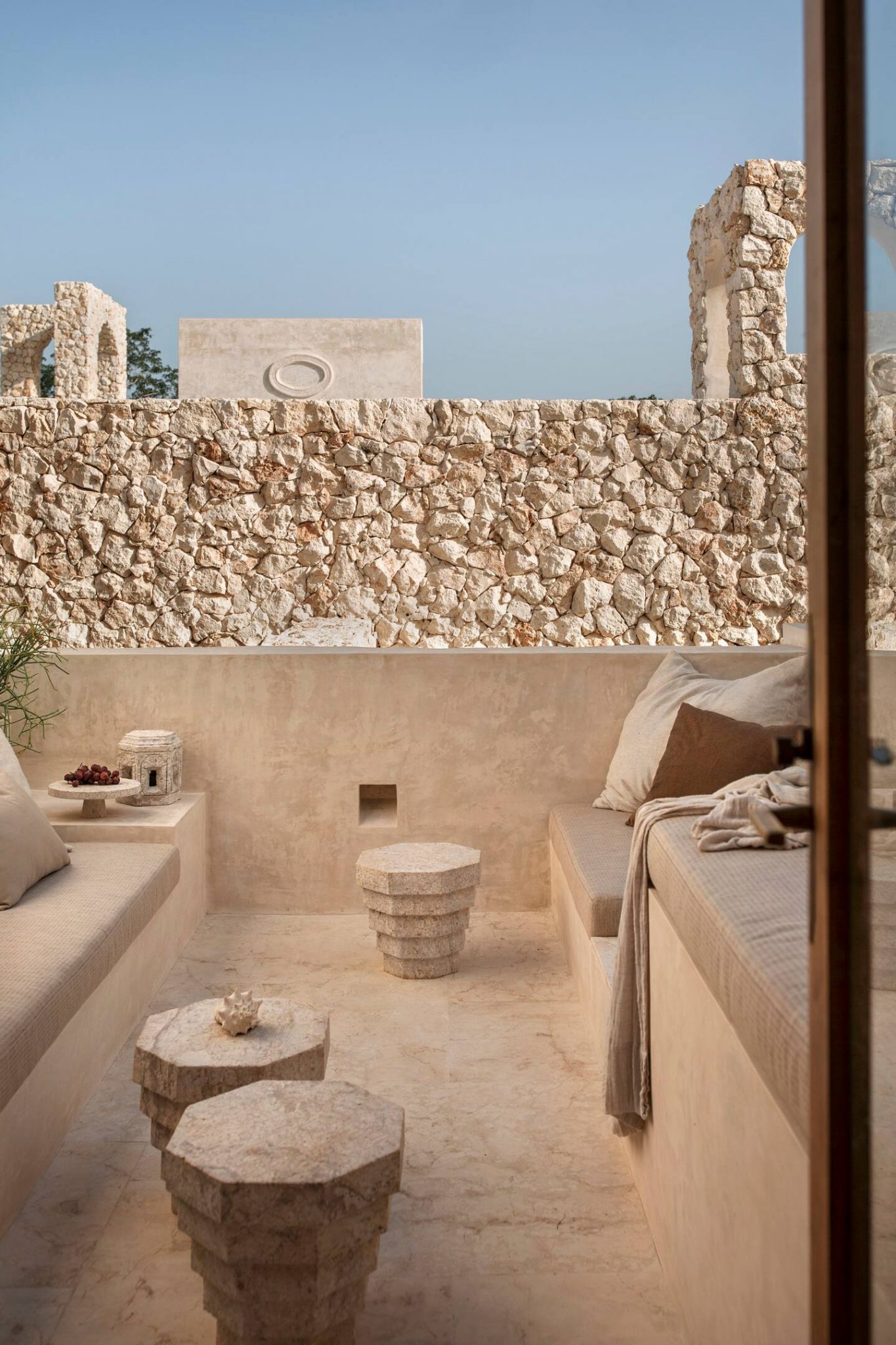 terrasse avec mur de pierres