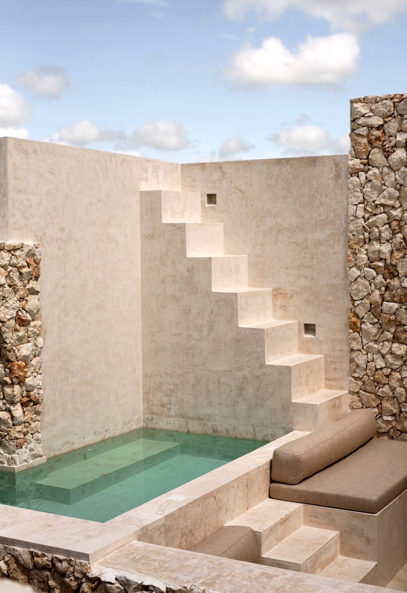 terrasse avec piscine creusée