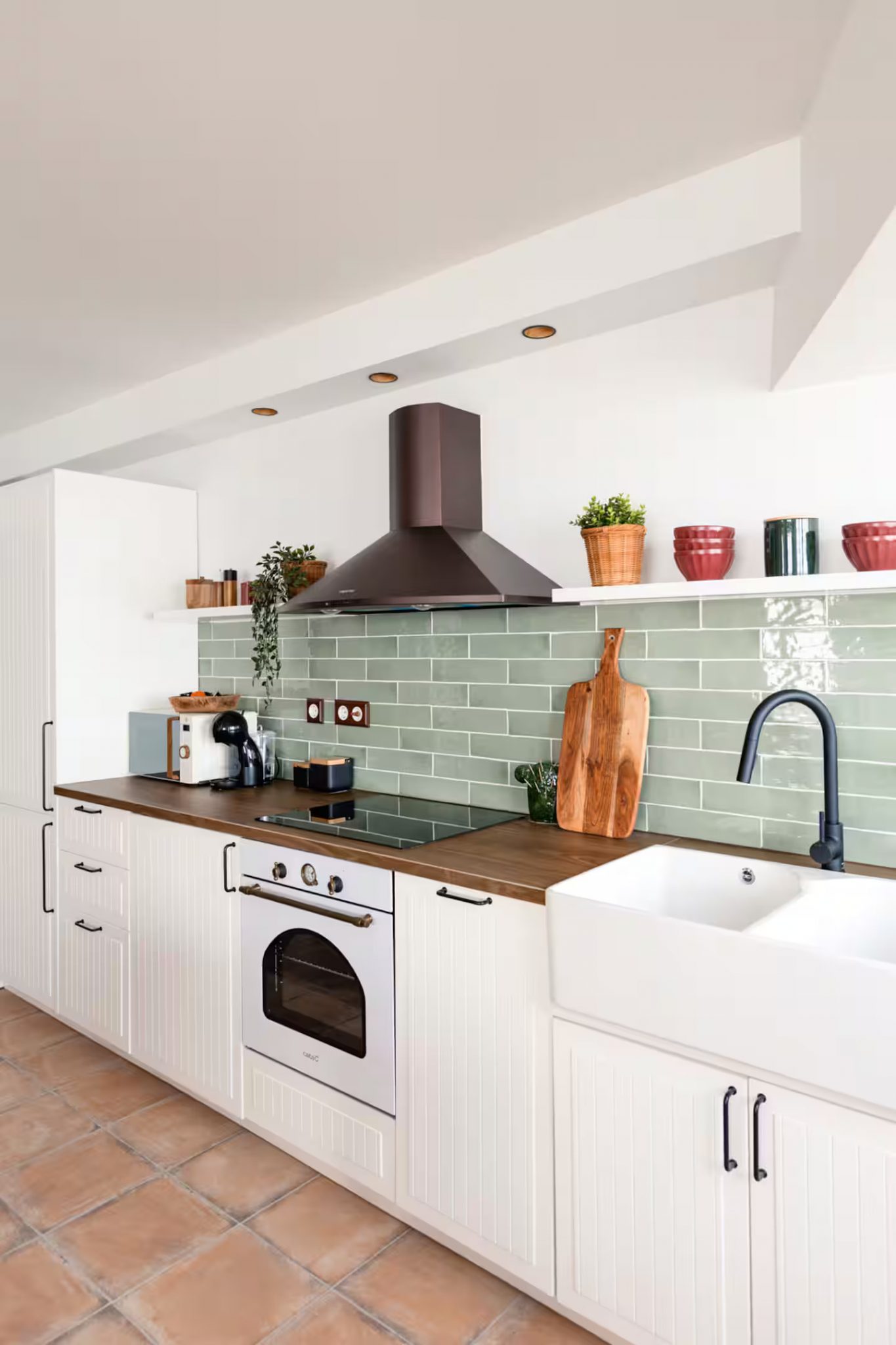 cuisine blanche carrelage vert appartement vue mer et montagne Laurel Retreat