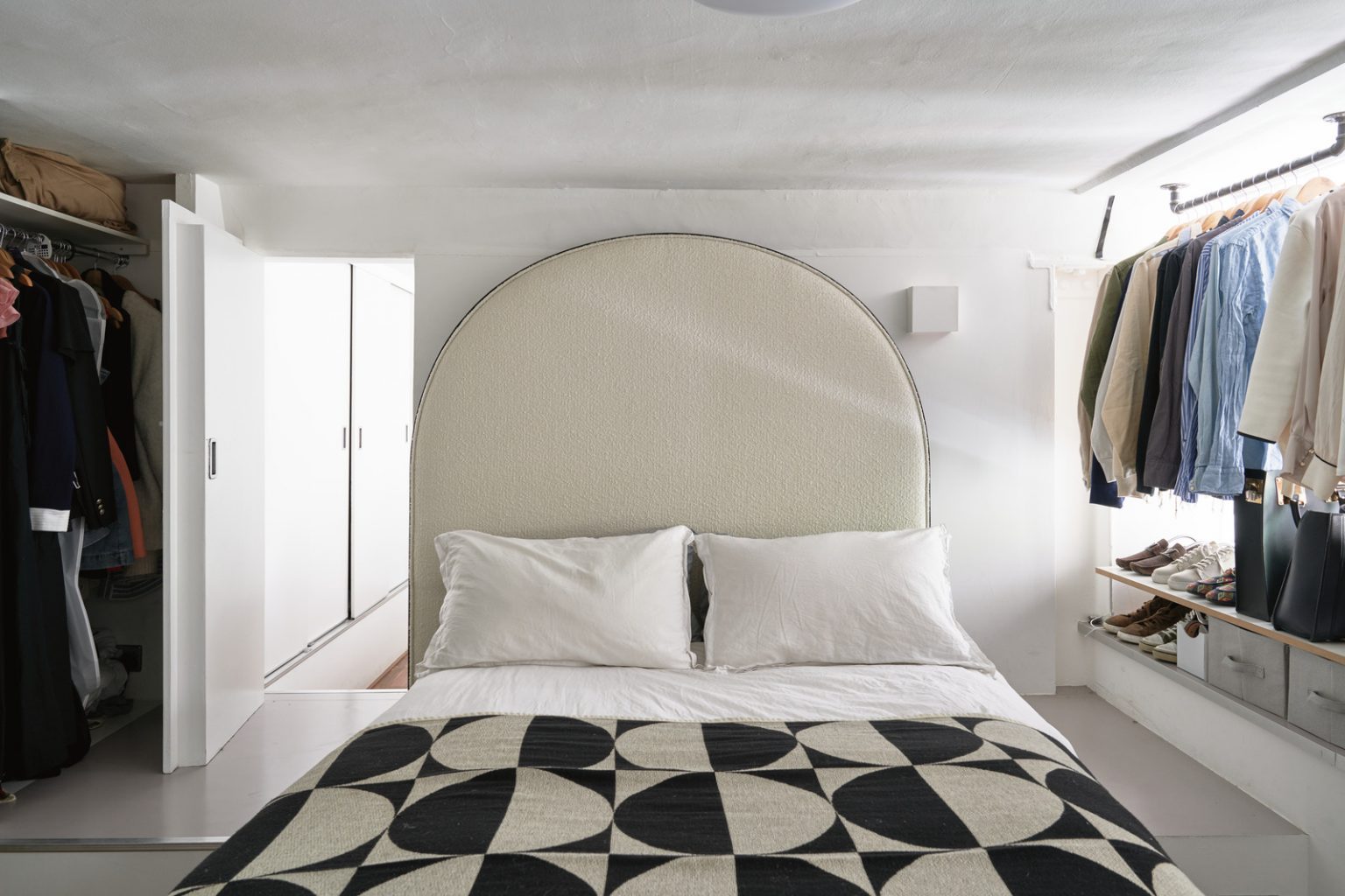 chambre en second jour avec dressing ouvert