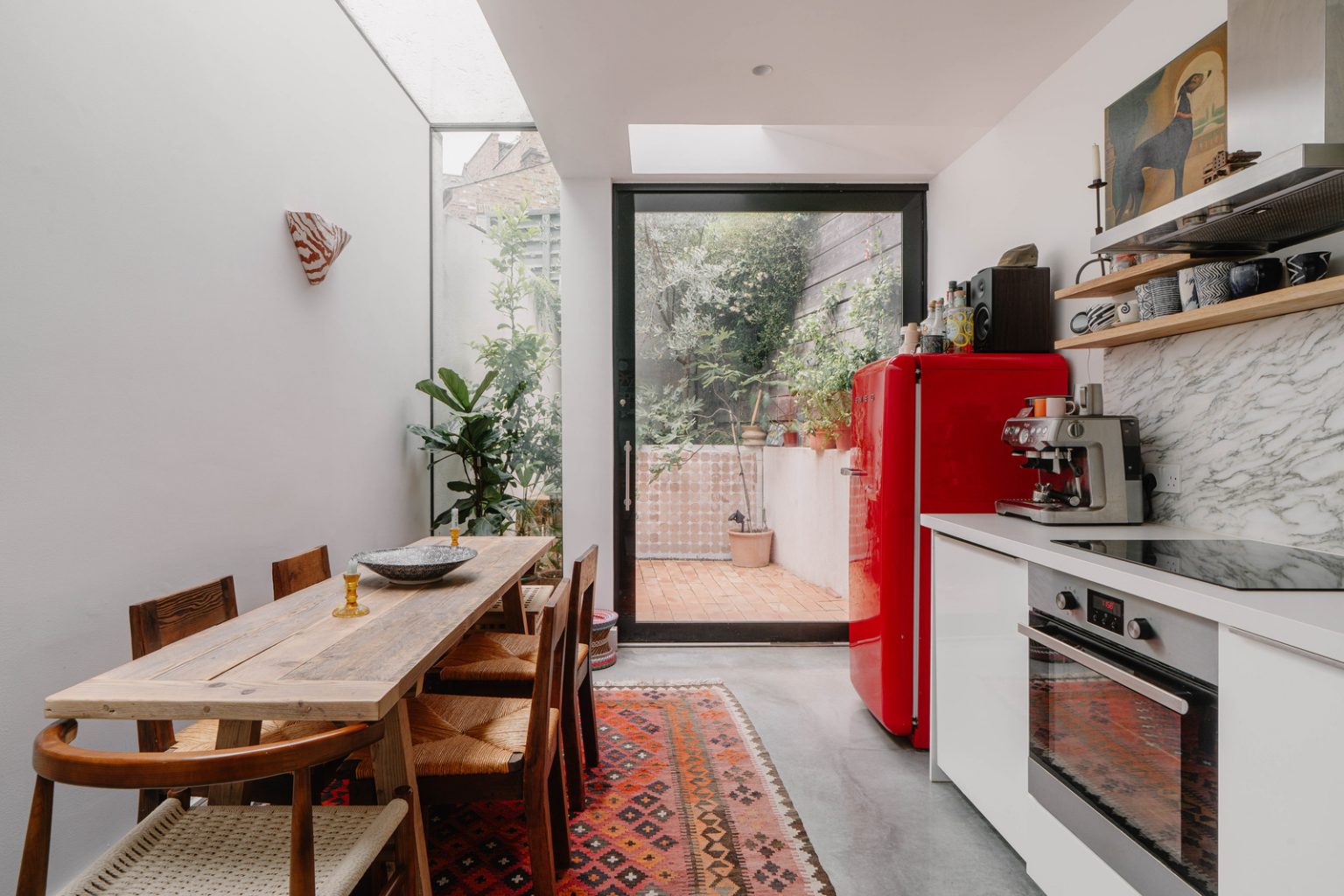 cuisine frigo smeg rouge sol béton appartement 46m2