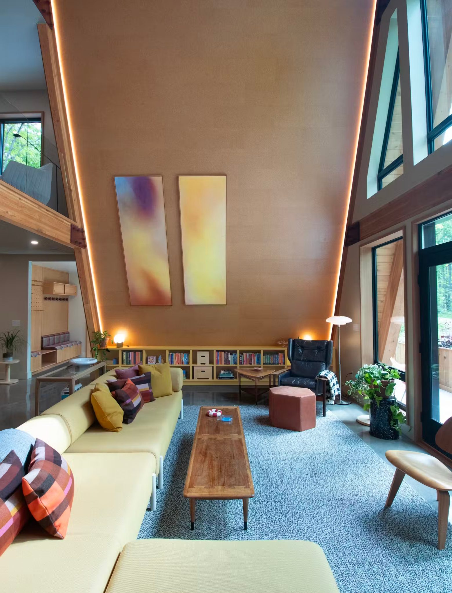 salon double hauteur maison A-Frame moderne décoration colorée mid-century