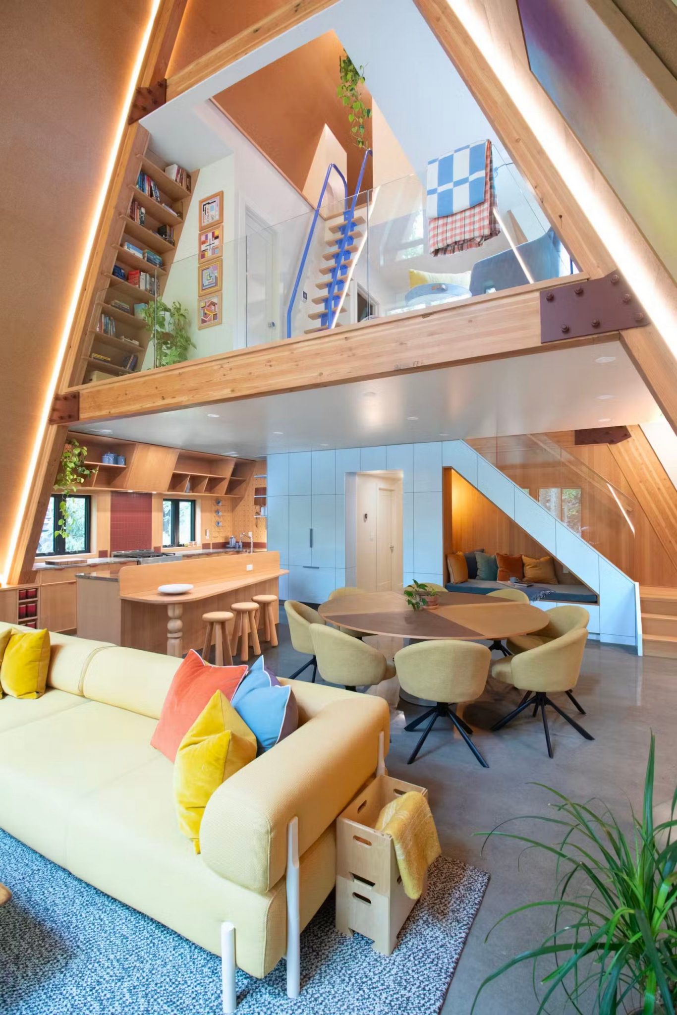 salon double hauteur maison A-Frame moderne décoration colorée mid-century