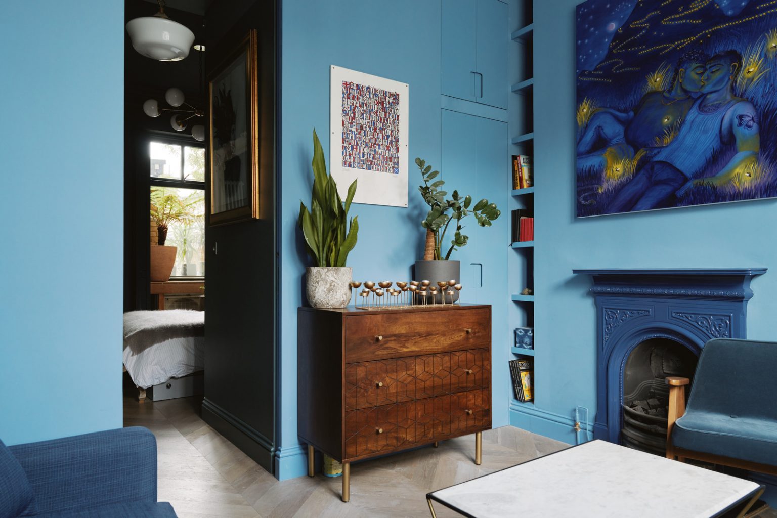 salon avec cheminée ancienne et murs bleus appartement 64m2 avec jardin