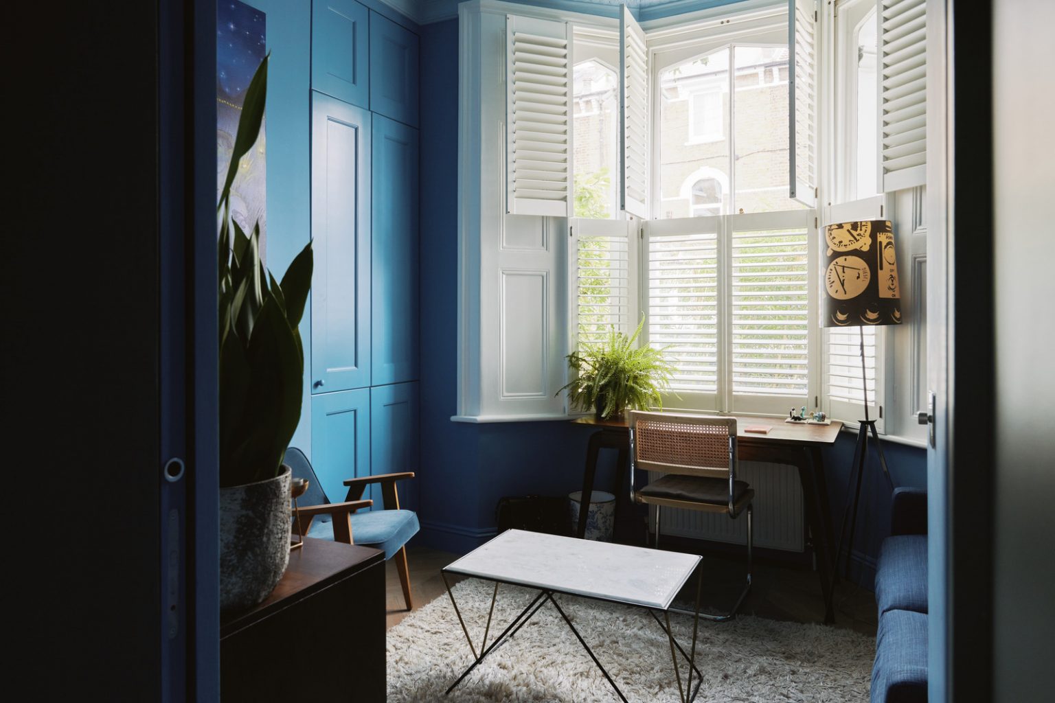 salon avec cheminée ancienne et murs bleus appartement 64m2 avec jardin