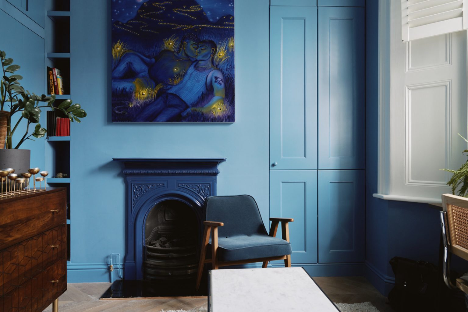 salon avec cheminée ancienne et murs bleus appartement 64m2 avec jardin